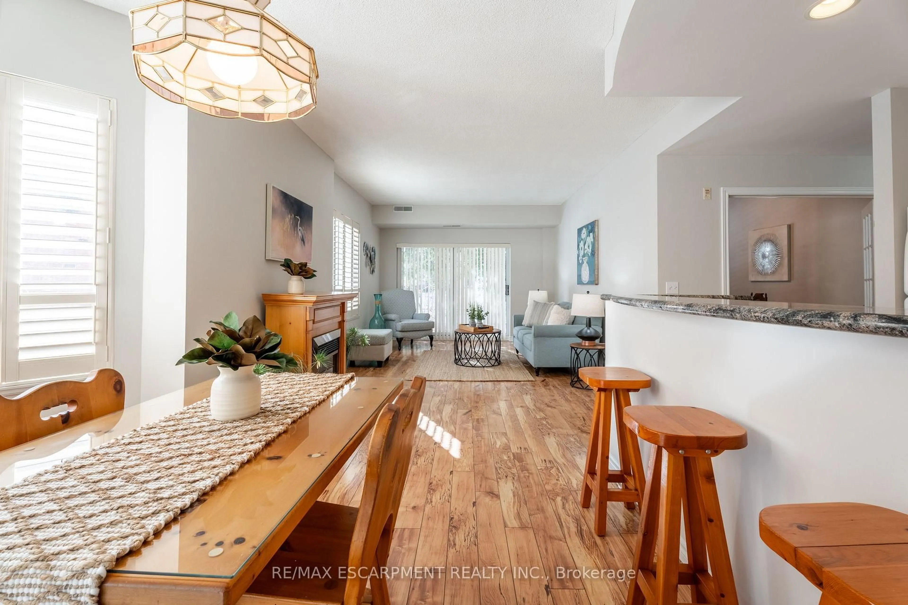 Open concept kitchen, wood/laminate floor for 5188 Lakeshore Rd #102, Burlington Ontario L7L 6P4