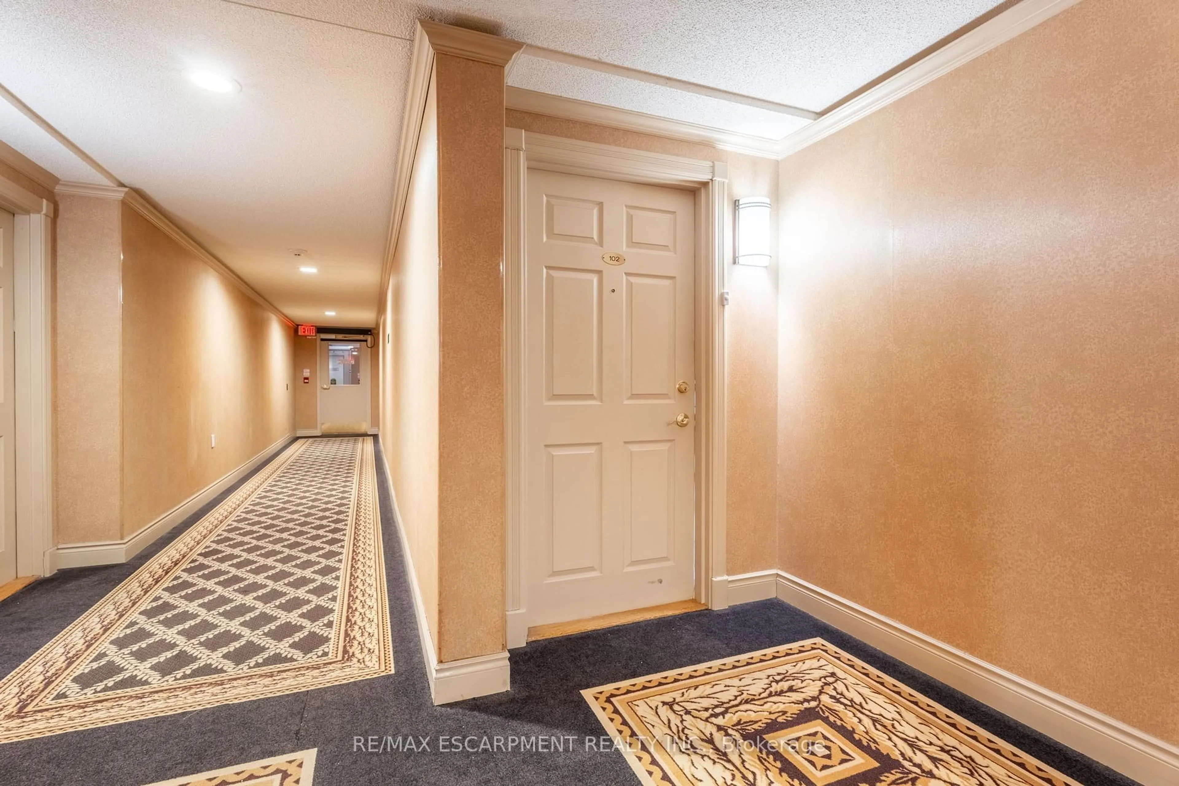 Indoor foyer for 5188 Lakeshore Rd #102, Burlington Ontario L7L 6P4