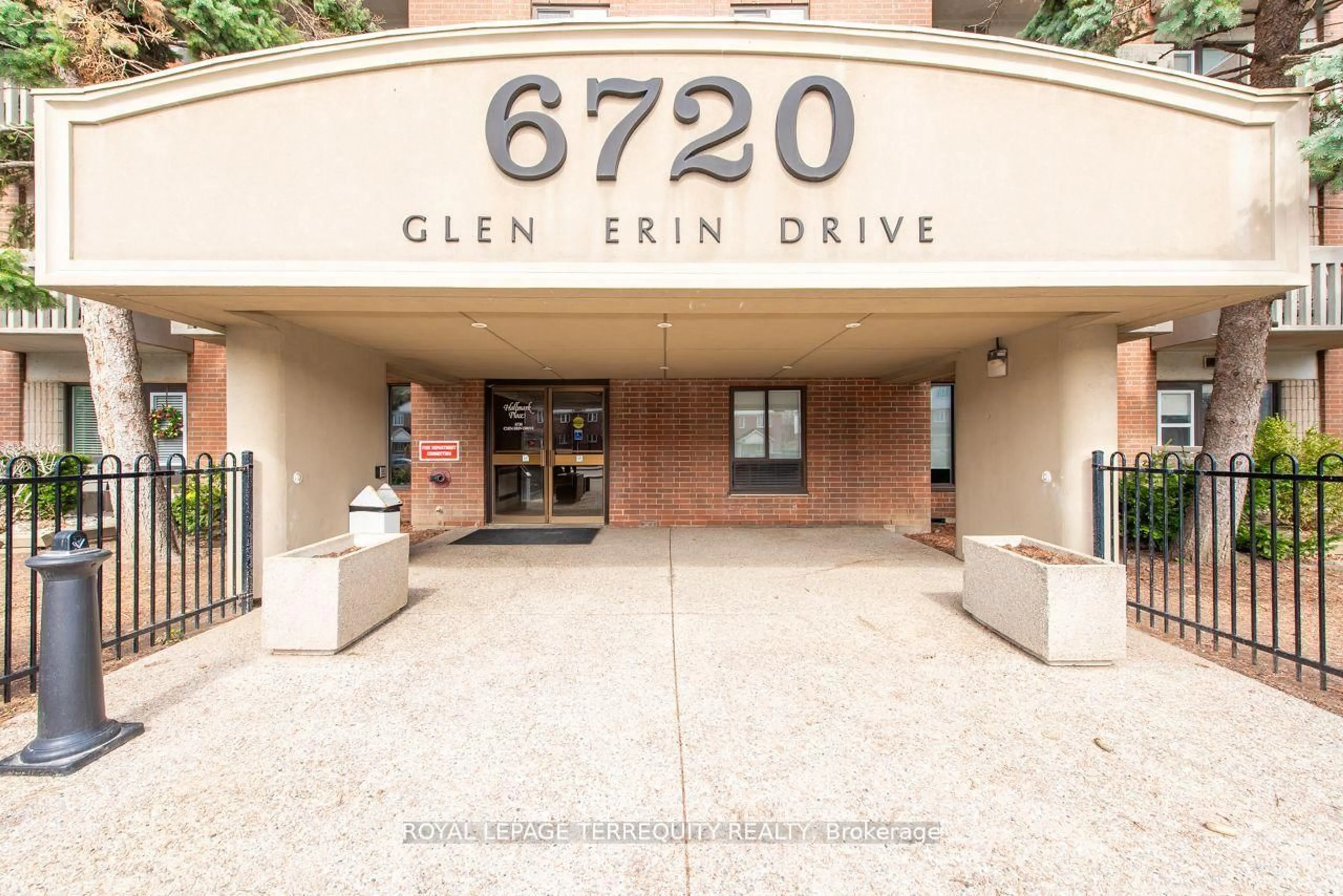 Indoor foyer for 6720 Glen Erin Dr #105, Mississauga Ontario L5N 3K8