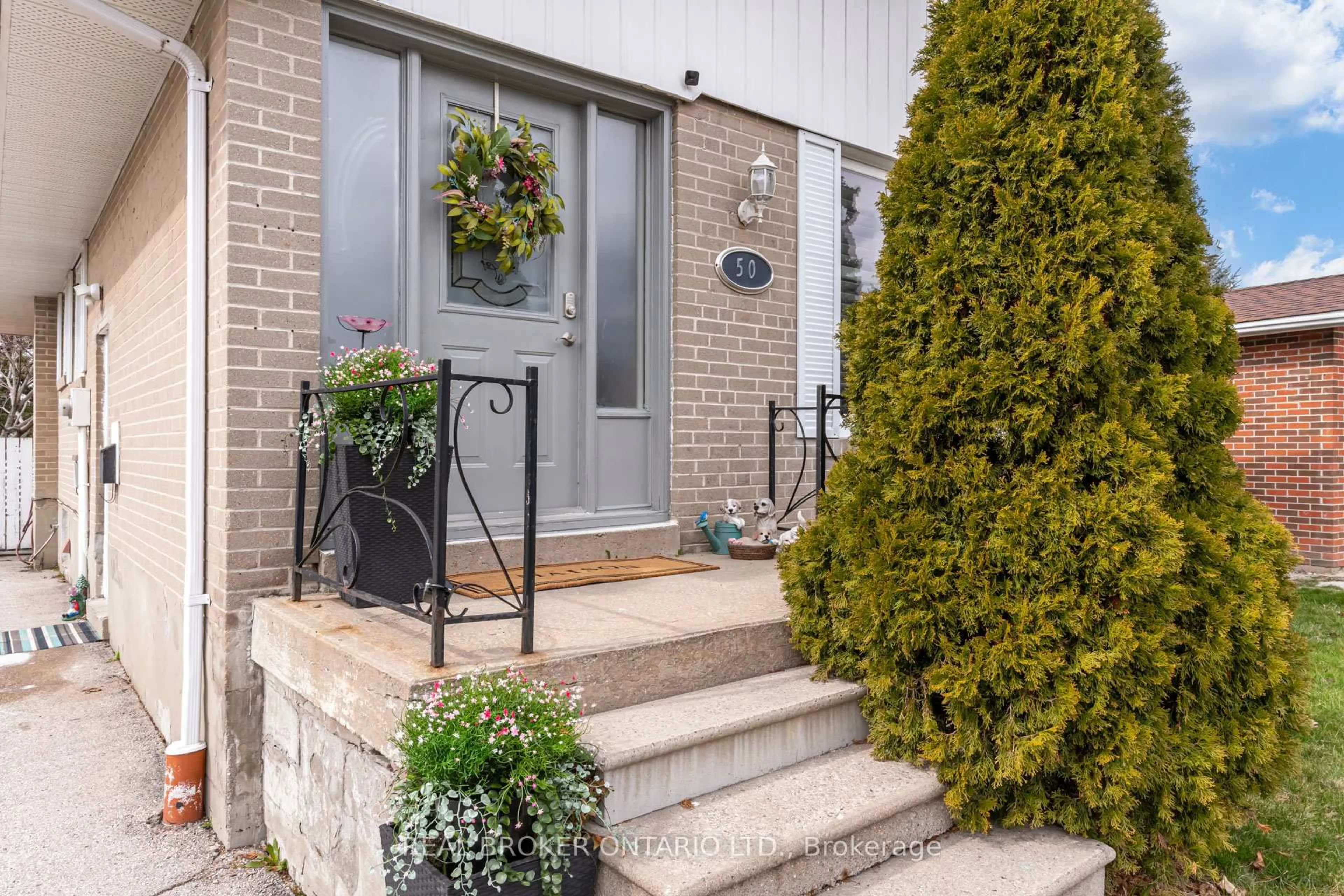 Indoor entryway for 50 Epsom Downs Dr, Brampton Ontario L6T 1Y8