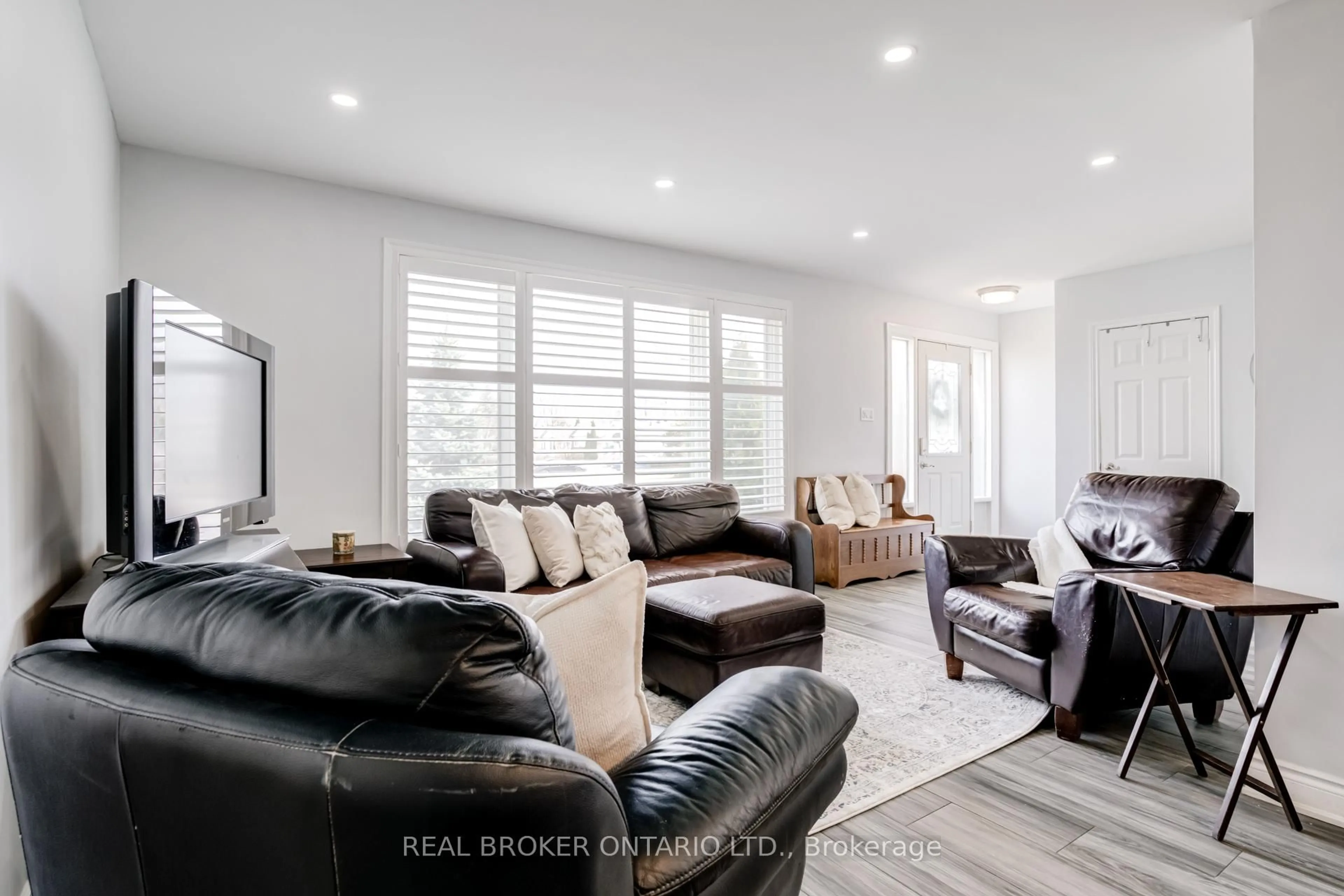 Living room with furniture, unknown for 50 Epsom Downs Dr, Brampton Ontario L6T 1Y8
