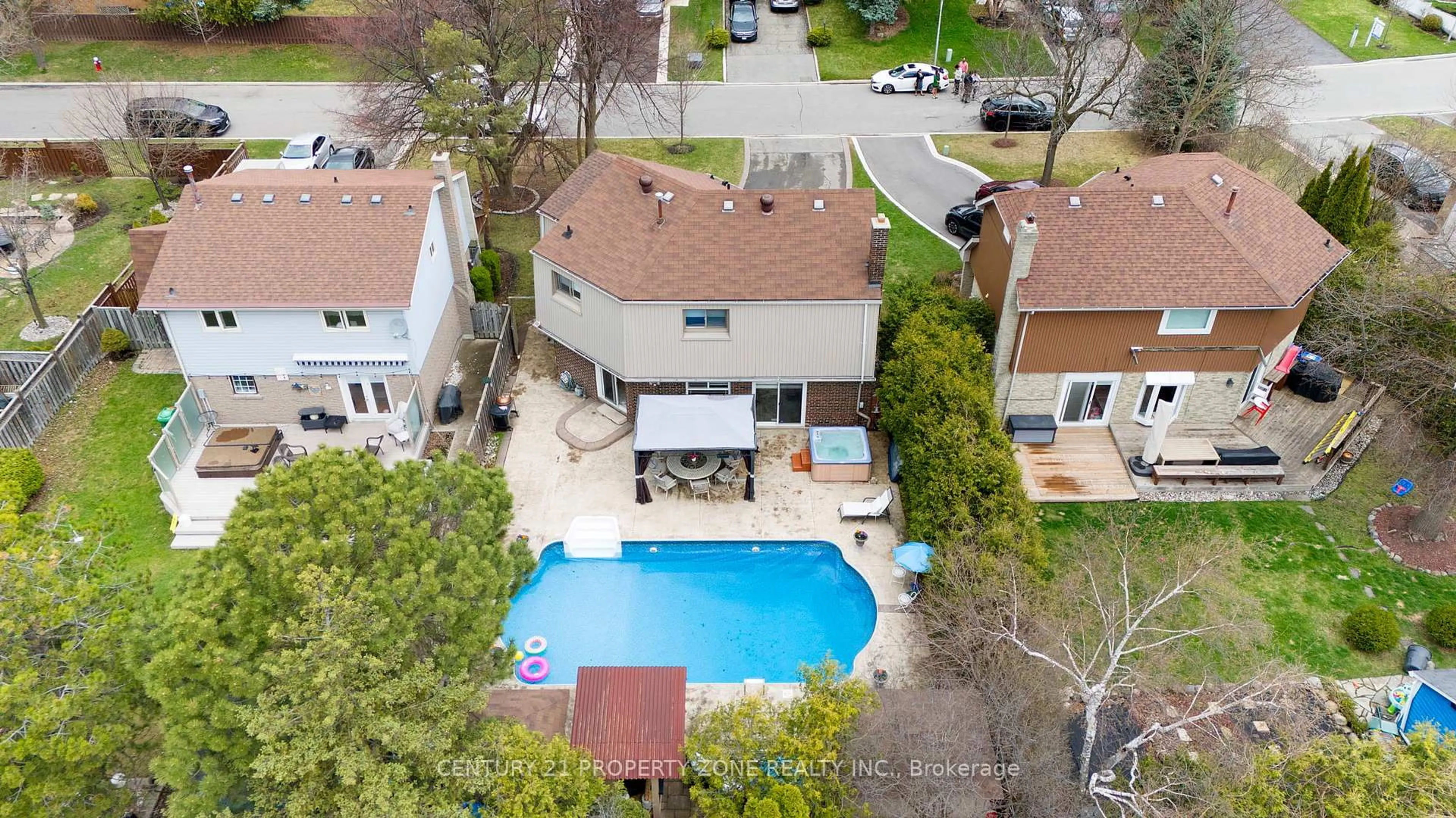 A pic from outside/outdoor area/front of a property/back of a property/a pic from drone, street for 42 Montcalm Pl, Brampton Ontario L6S 2X6