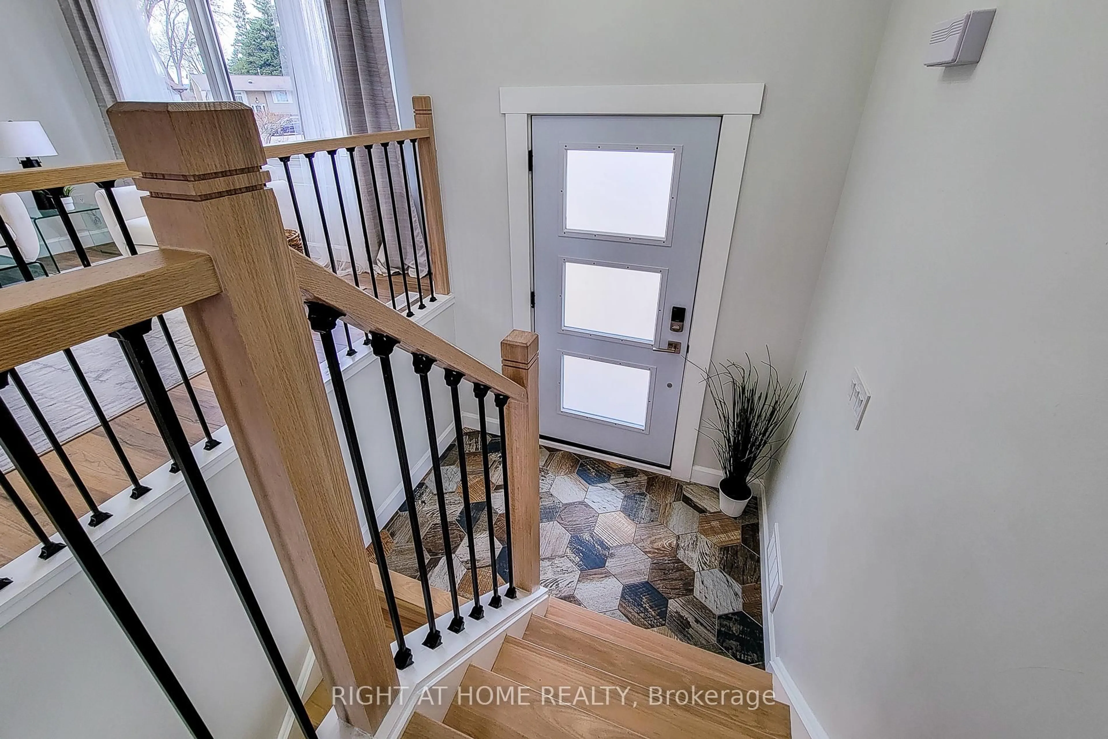 Indoor entryway for 3412 Putter Pl, Burlington Ontario L7N 2P4