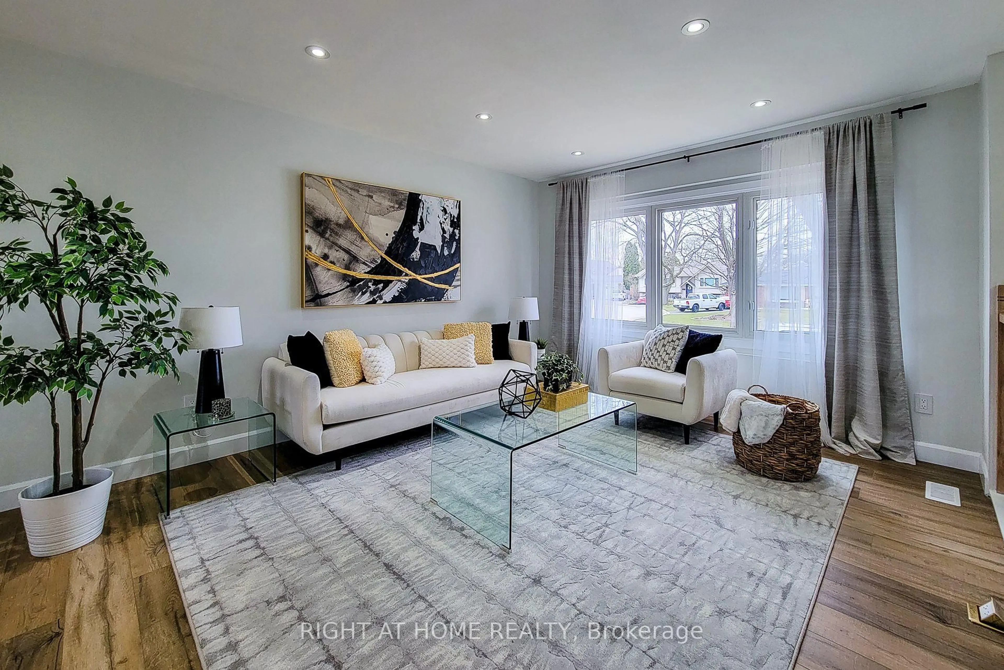 Living room with furniture, unknown for 3412 Putter Pl, Burlington Ontario L7N 2P4