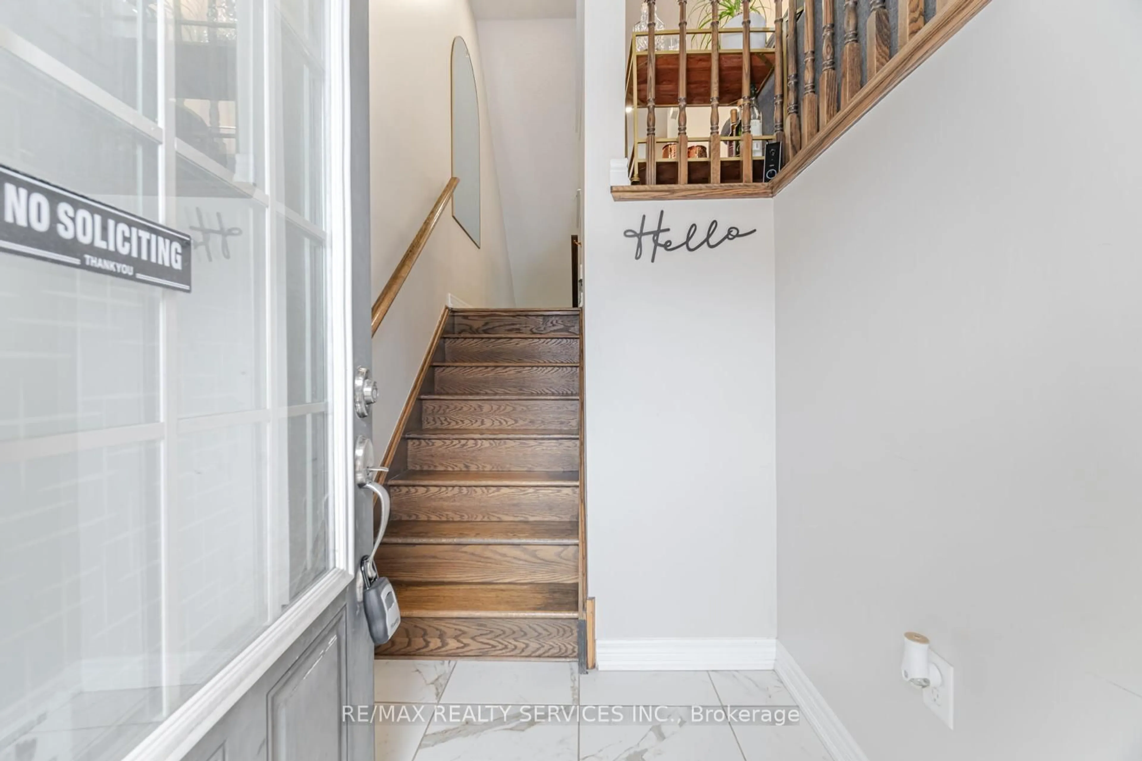 Indoor foyer for 1410 Granrock Cres, Mississauga Ontario L5V 0E1