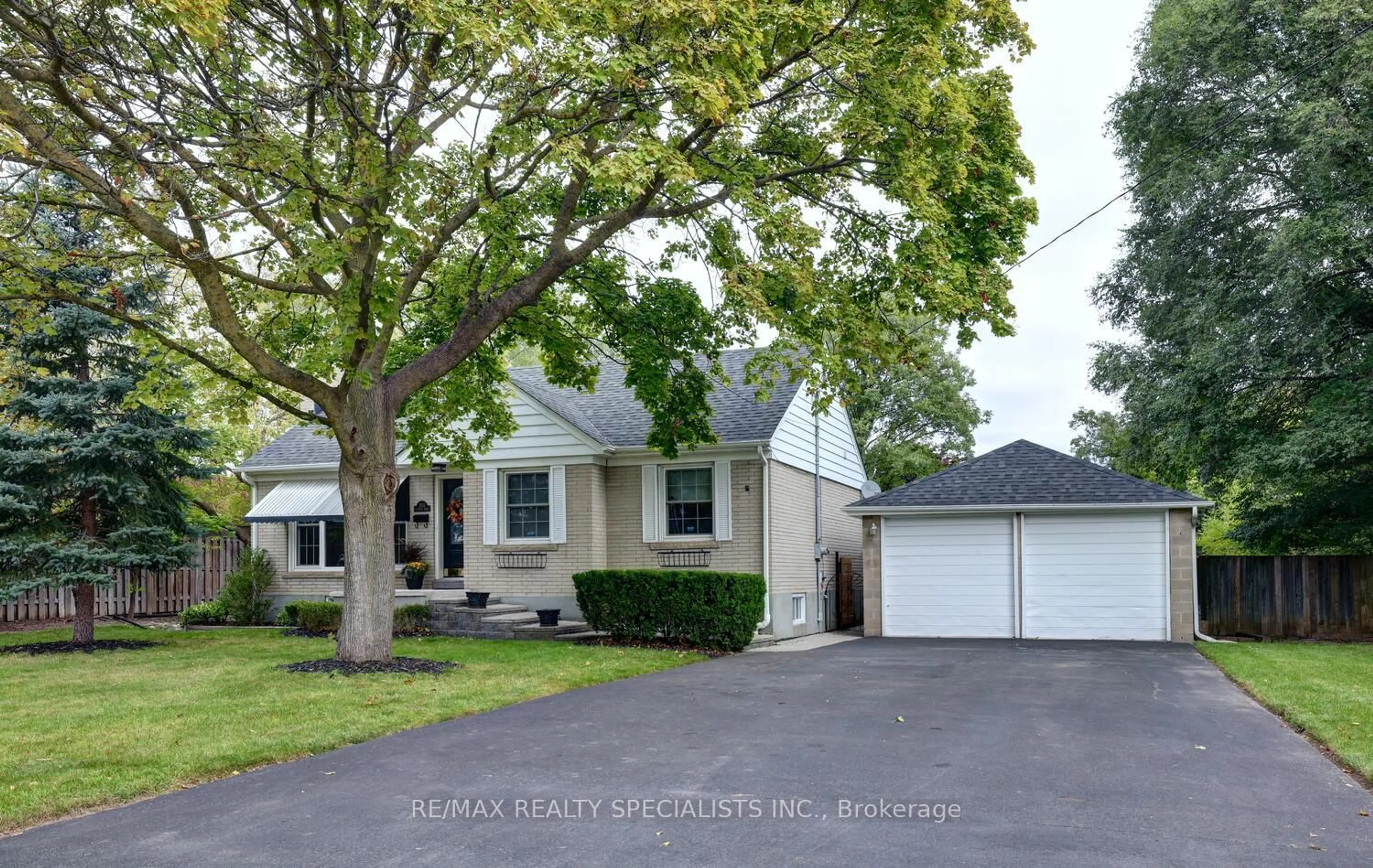 Home with vinyl exterior material, street for 2633 Liruma Rd, Mississauga Ontario L5K 1Y8