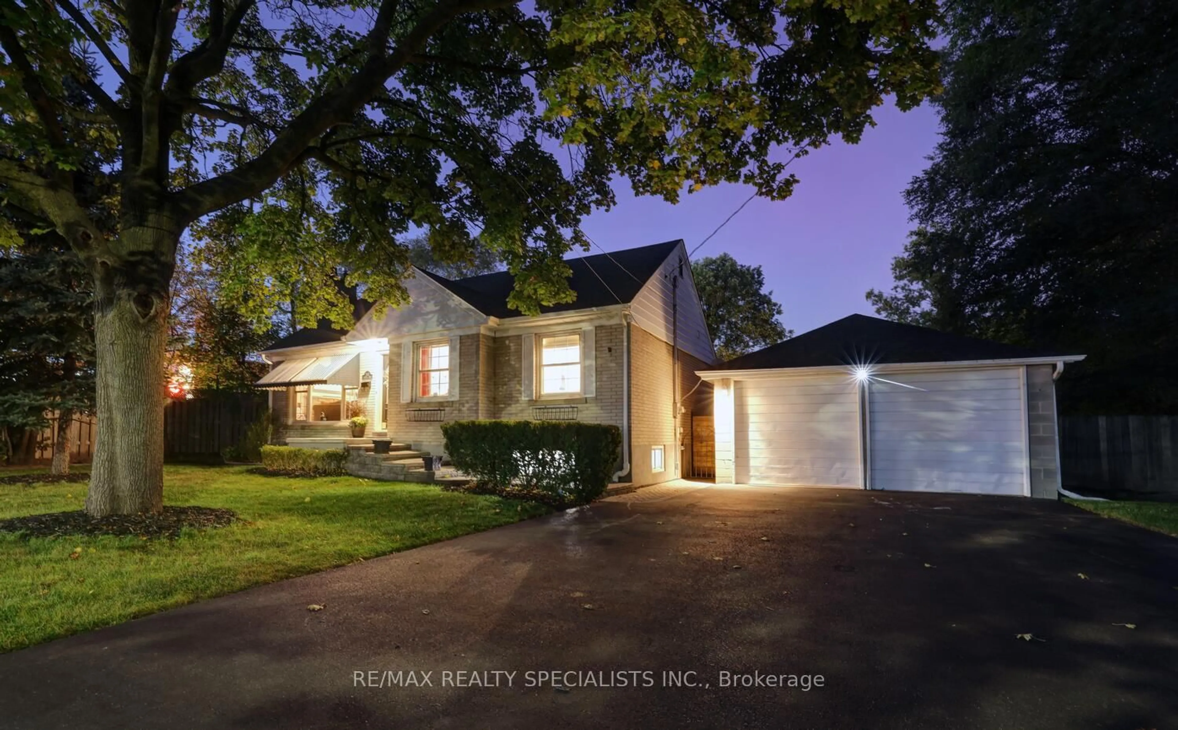 Home with vinyl exterior material, street for 2633 Liruma Rd, Mississauga Ontario L5K 1Y8