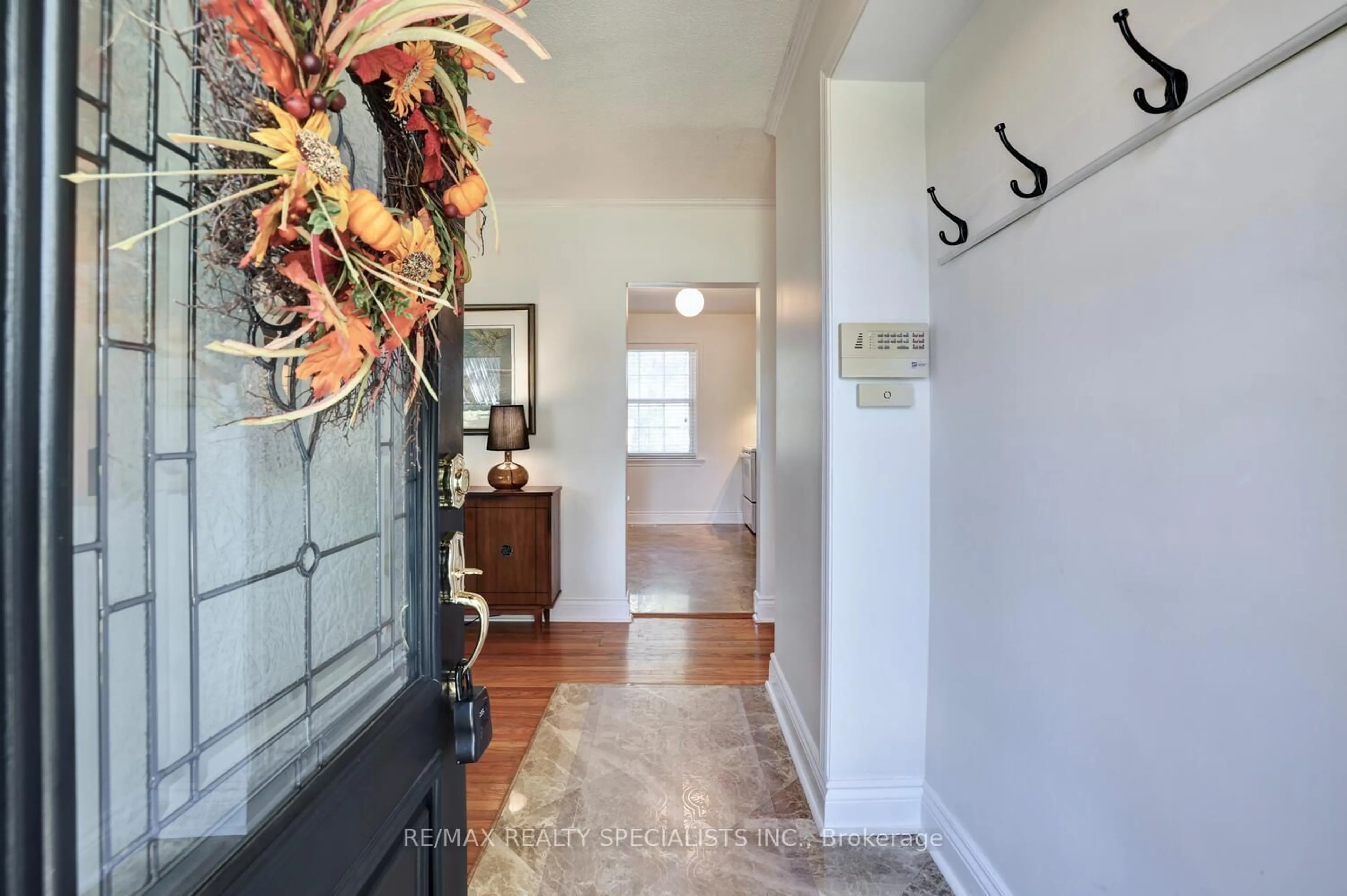 Indoor entryway for 2633 Liruma Rd, Mississauga Ontario L5K 1Y8