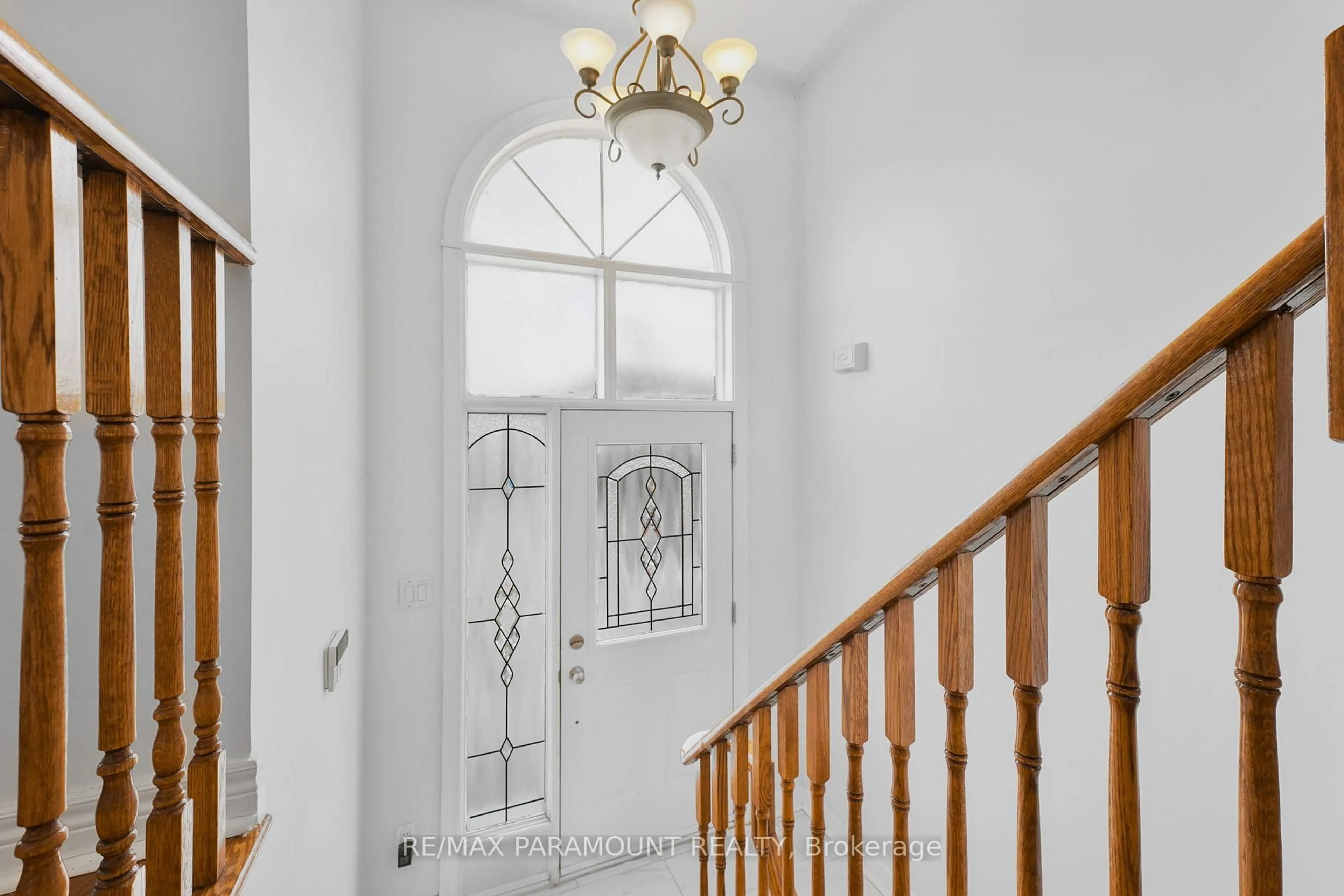 Indoor foyer for 4 Summerdale Cres, Brampton Ontario L6X 4V8