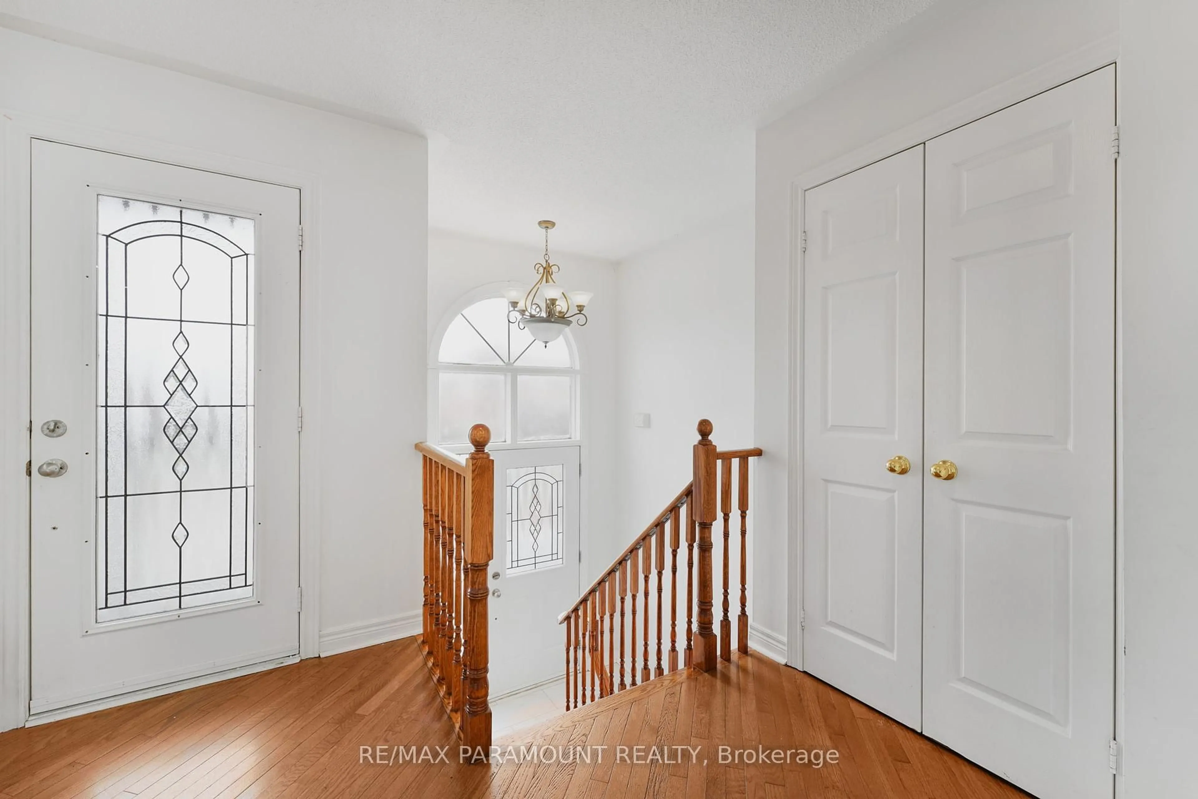 Indoor entryway for 4 Summerdale Cres, Brampton Ontario L6X 4V8