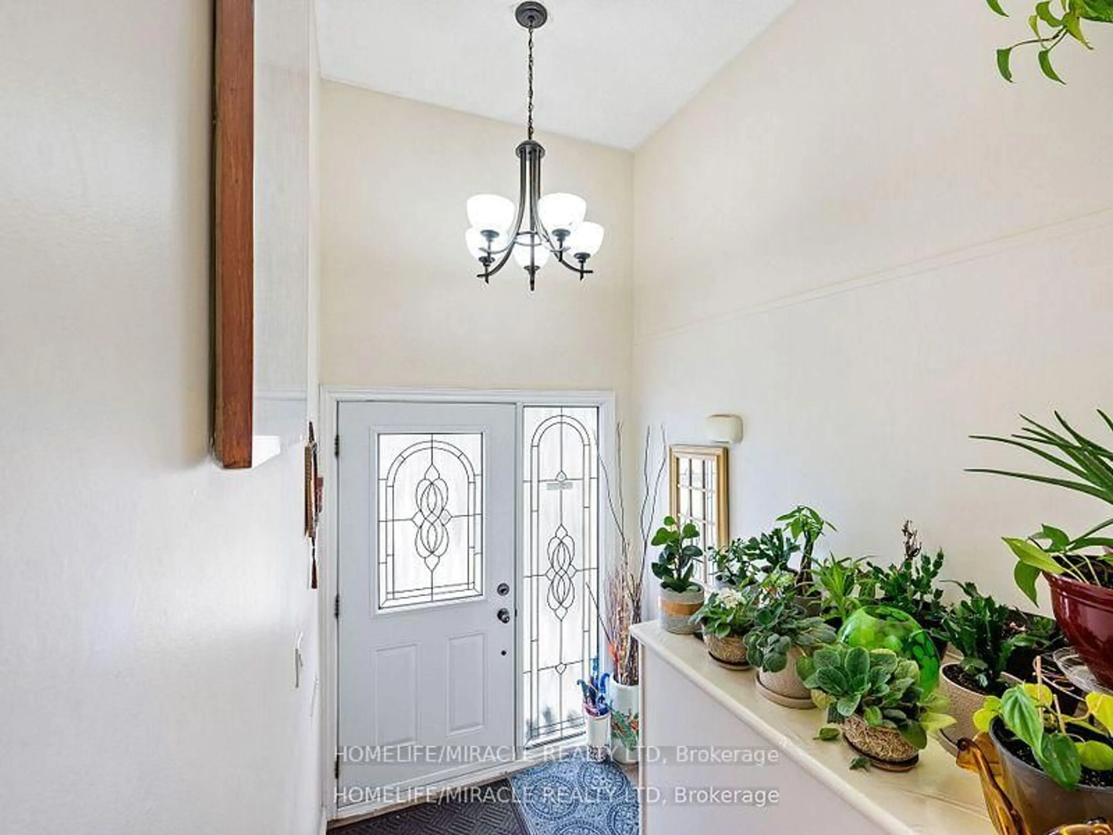 Indoor entryway for 3684 Ellengale Dr, Mississauga Ontario L5C 1Z7