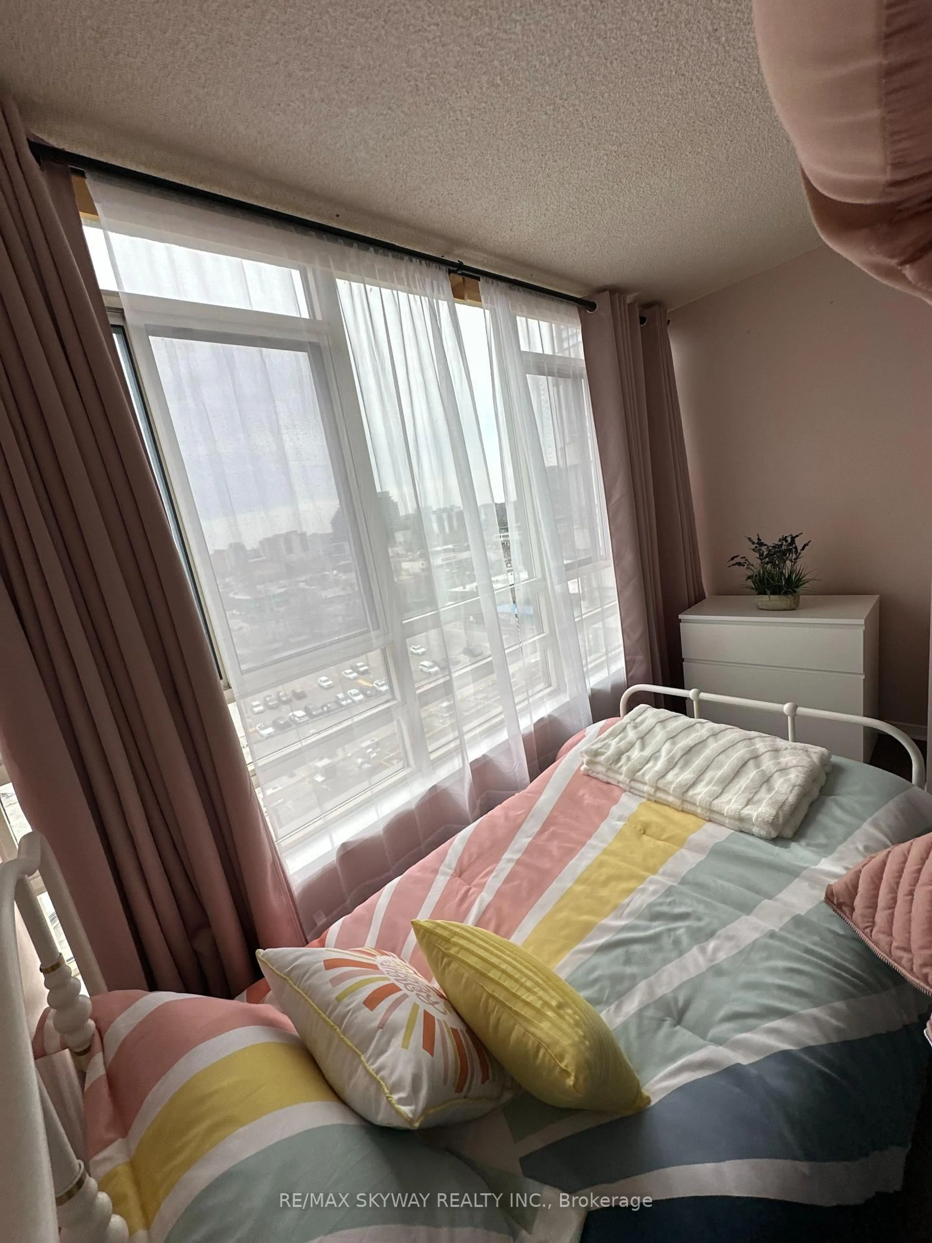 A pic of a room for 75 King St #1104, Mississauga Ontario L5A 4G5