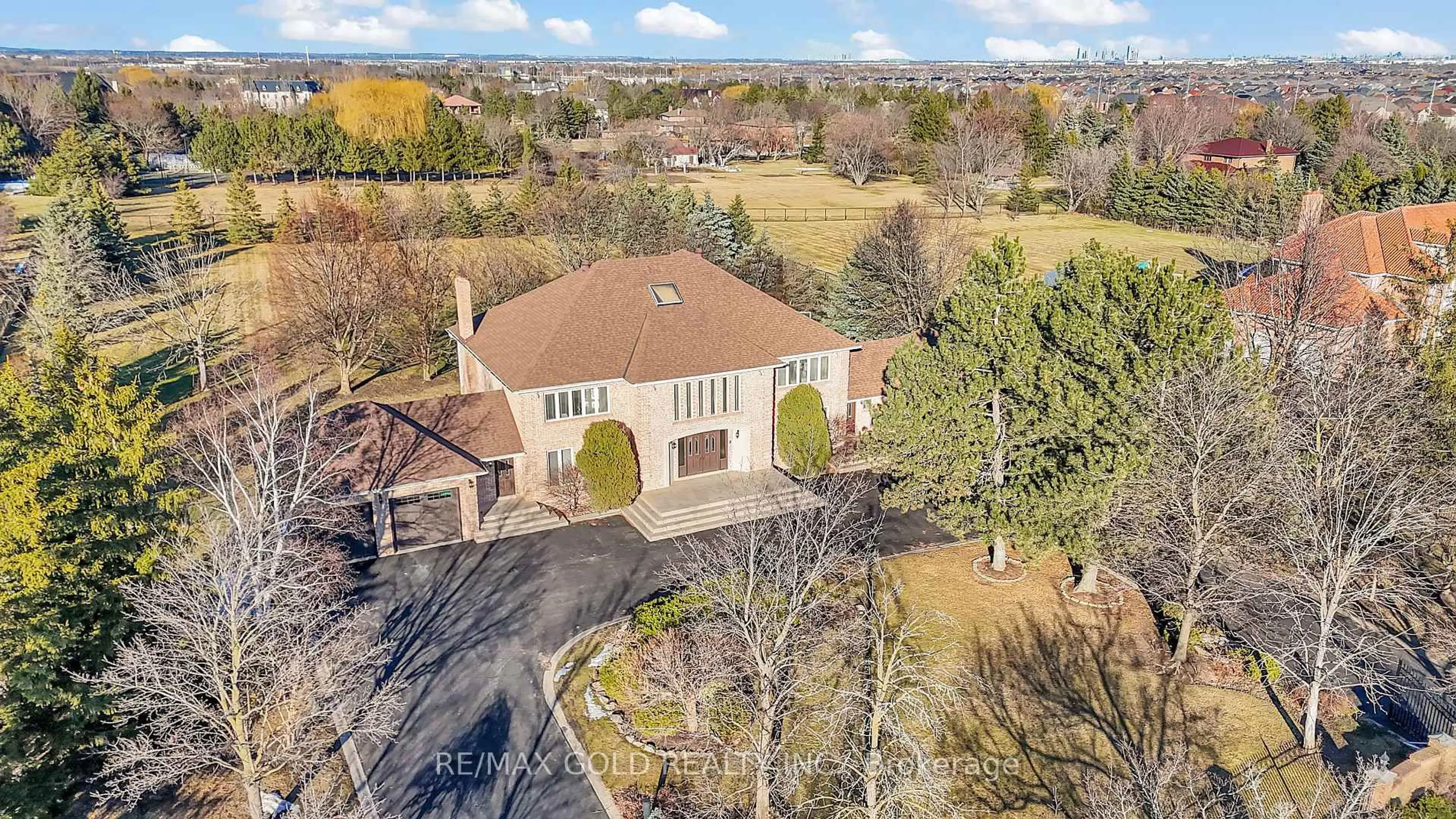 A pic from outside/outdoor area/front of a property/back of a property/a pic from drone, unknown for 21 Leone Lane, Brampton Ontario L6P 0K7