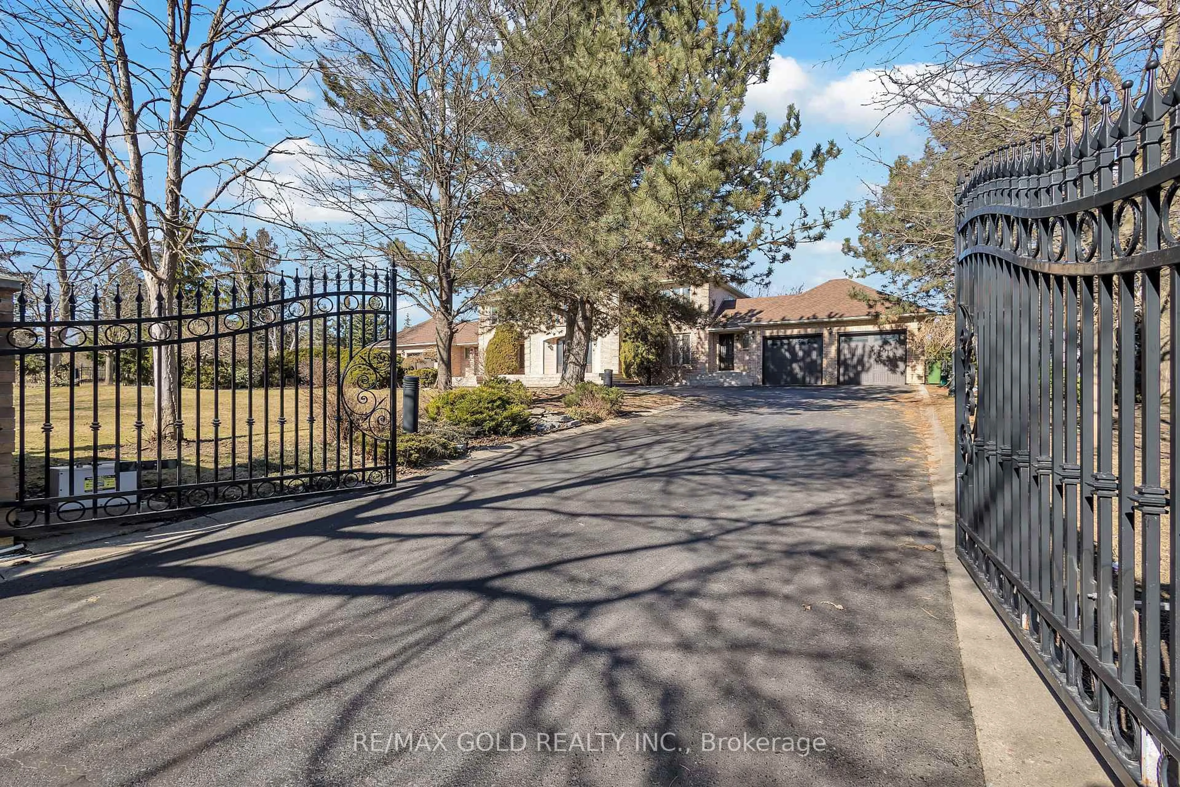 A pic from outside/outdoor area/front of a property/back of a property/a pic from drone, street for 21 Leone Lane, Brampton Ontario L6P 0K7
