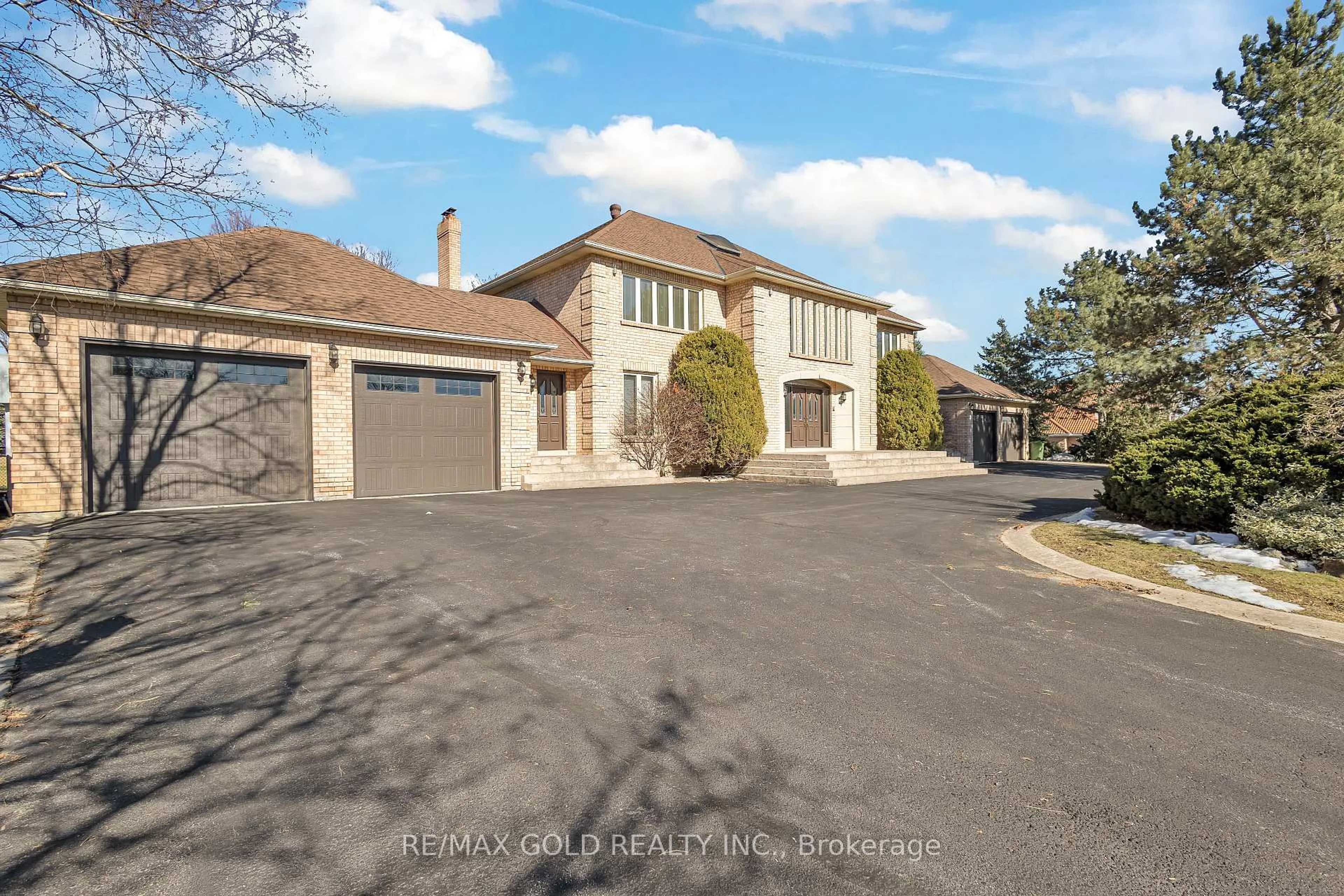 A pic from outside/outdoor area/front of a property/back of a property/a pic from drone, street for 21 Leone Lane, Brampton Ontario L6P 0K7