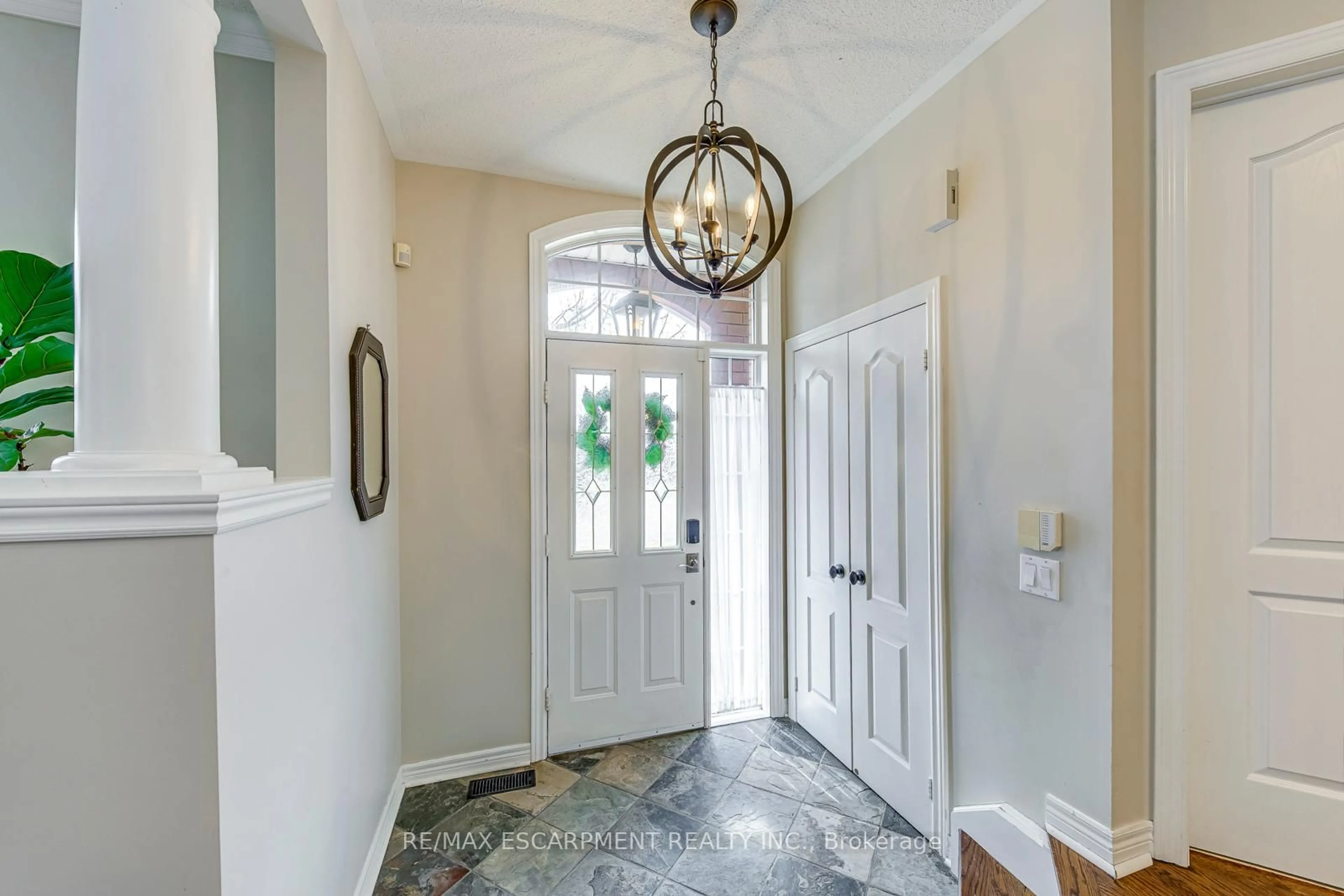 Indoor entryway for 2375 Ennerdale Rd, Oakville Ontario L6H 6N5