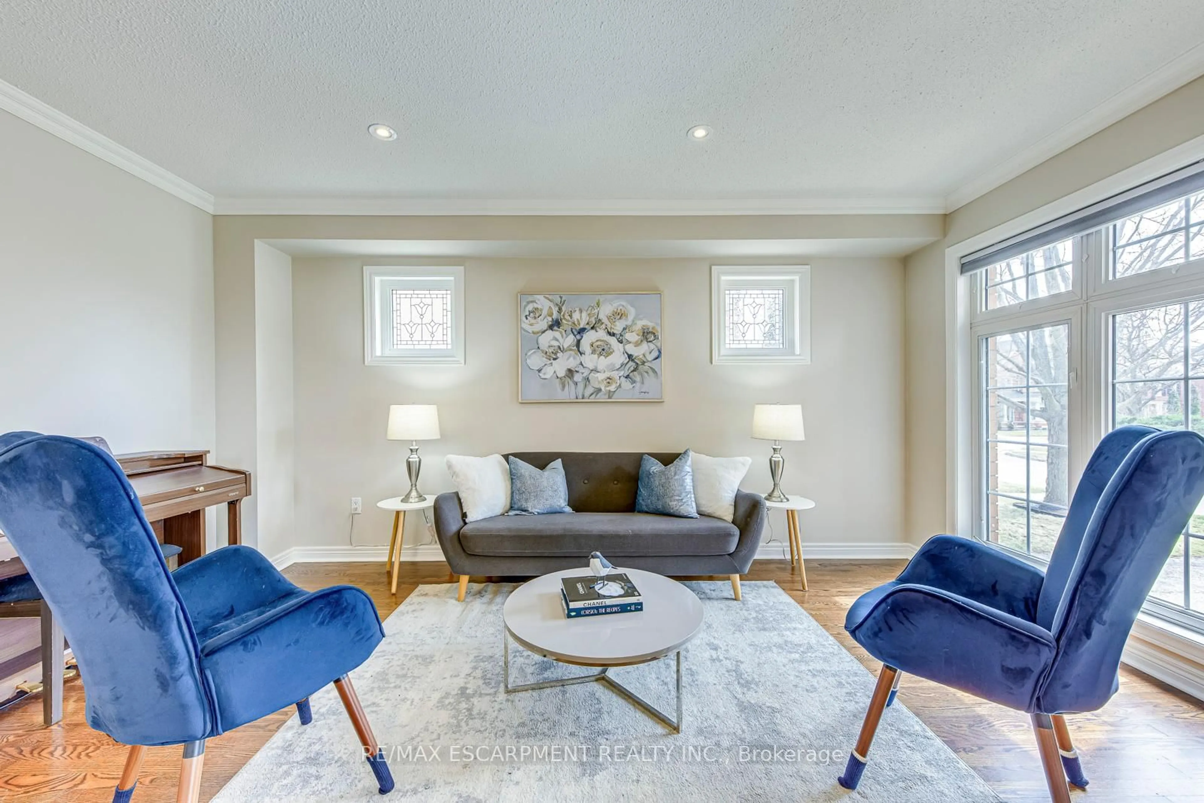 Living room with furniture, unknown for 2375 Ennerdale Rd, Oakville Ontario L6H 6N5