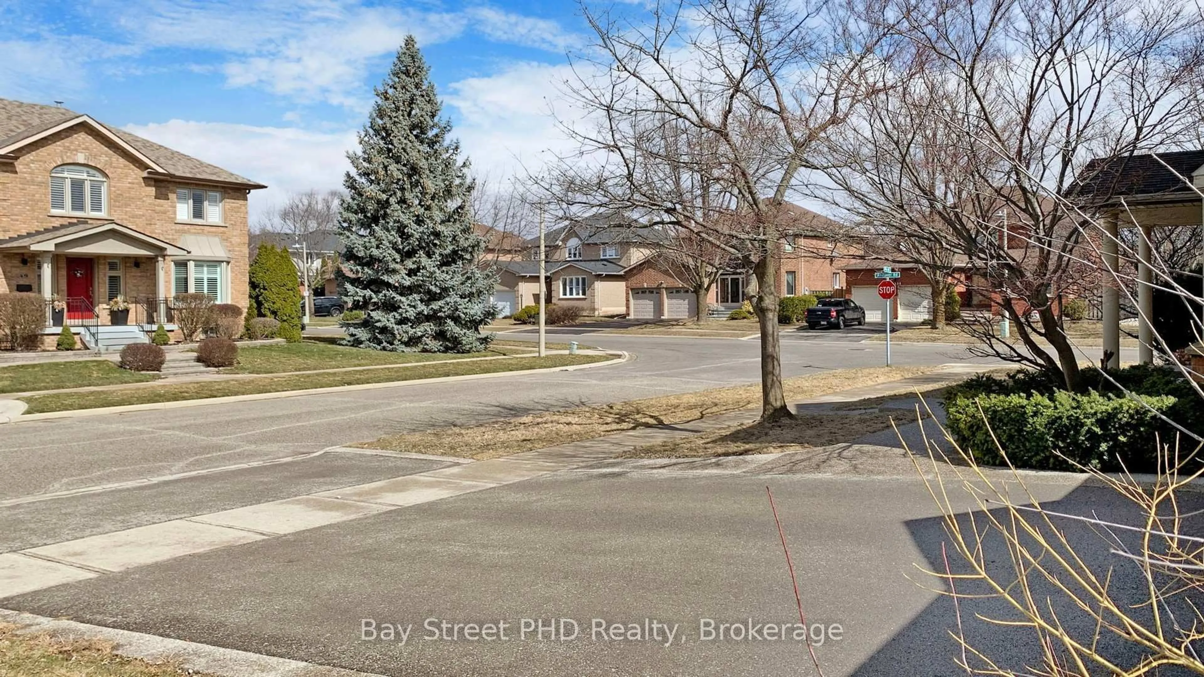 A pic from outside/outdoor area/front of a property/back of a property/a pic from drone, street for 48 Pike Rd, Oakville Ontario L6H 6C3