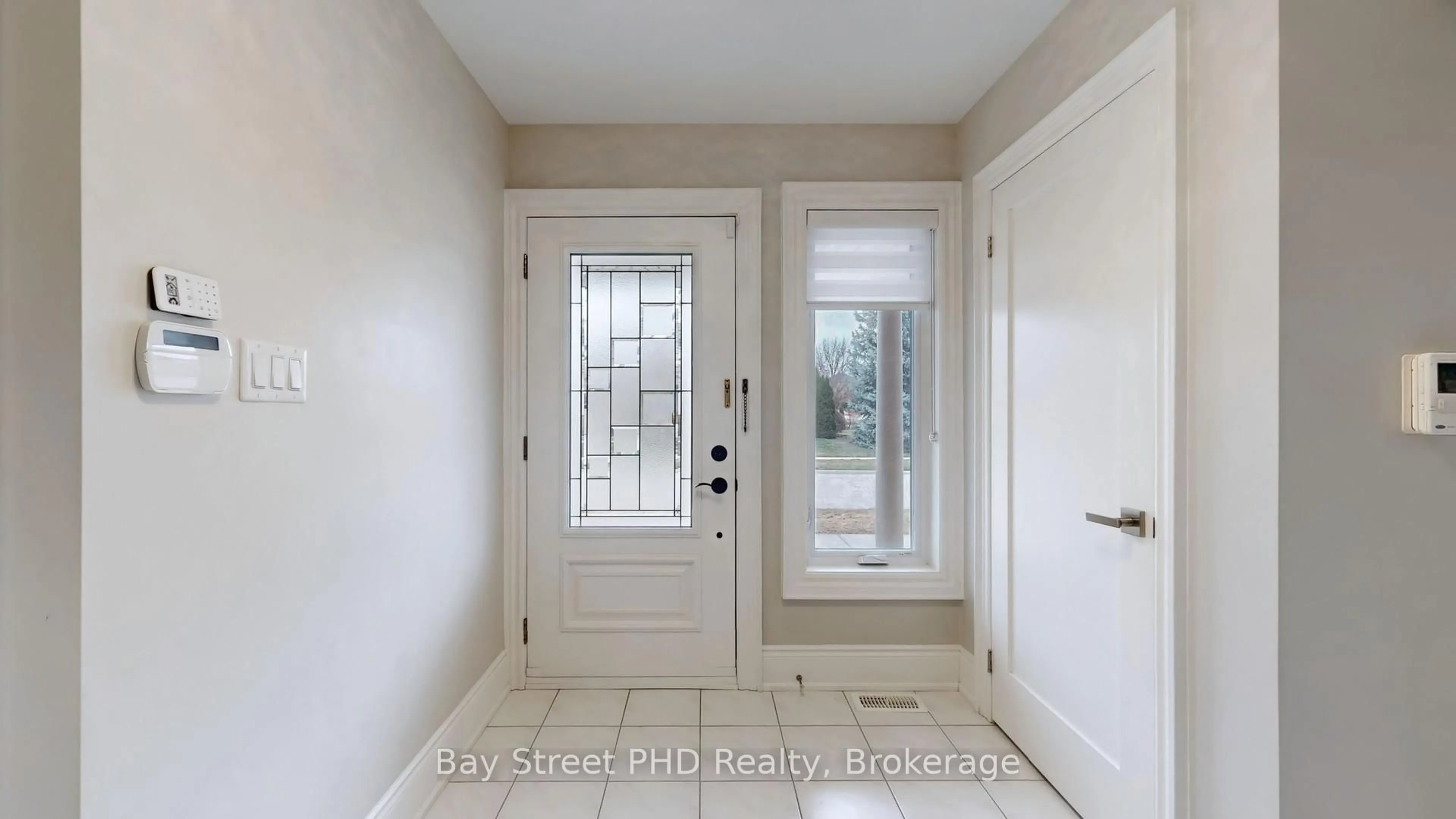 Indoor entryway for 48 Pike Rd, Oakville Ontario L6H 6C3
