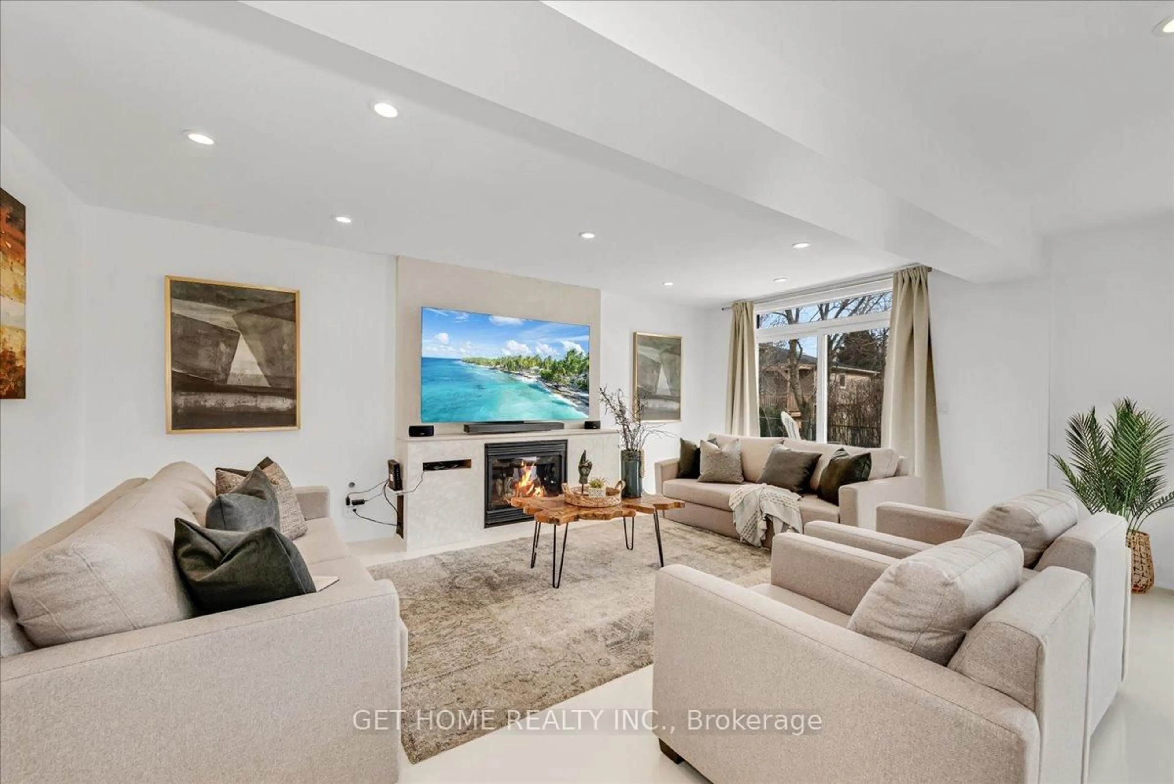 Living room with furniture, unknown for 564 Brock Crt, Milton Ontario L9T 3B2