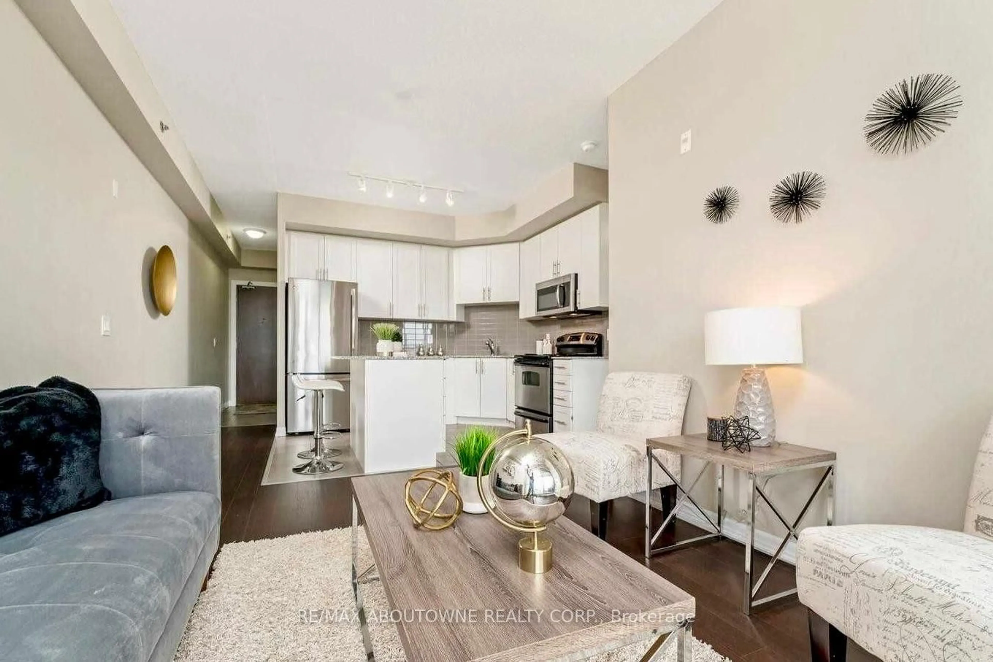 Open concept kitchen, wood/laminate floor for 5001 Corporate Dr #611, Burlington Ontario L7L 0H5