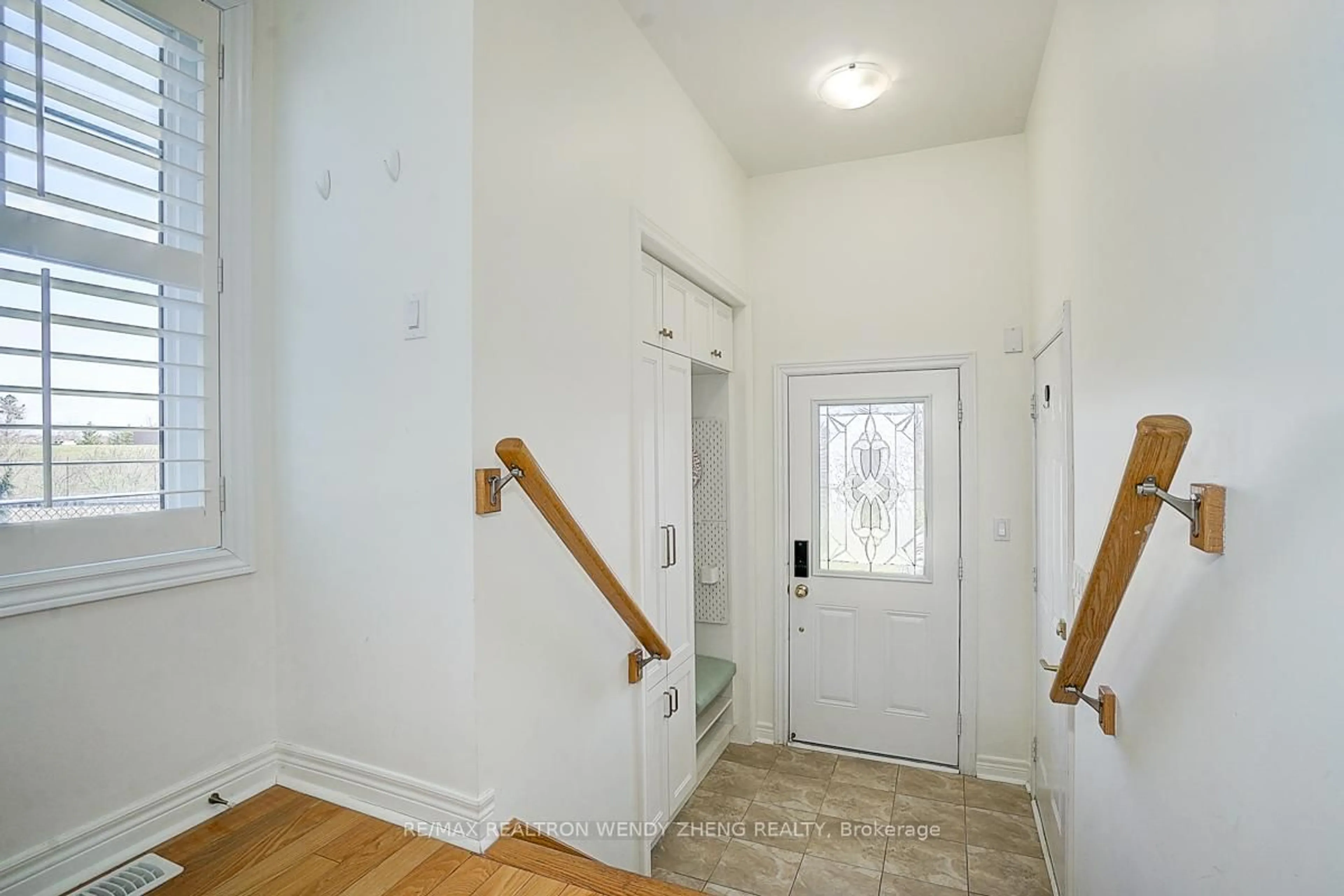 Indoor entryway for 2006 Trawden Way #27, Oakville Ontario L6M 0M1