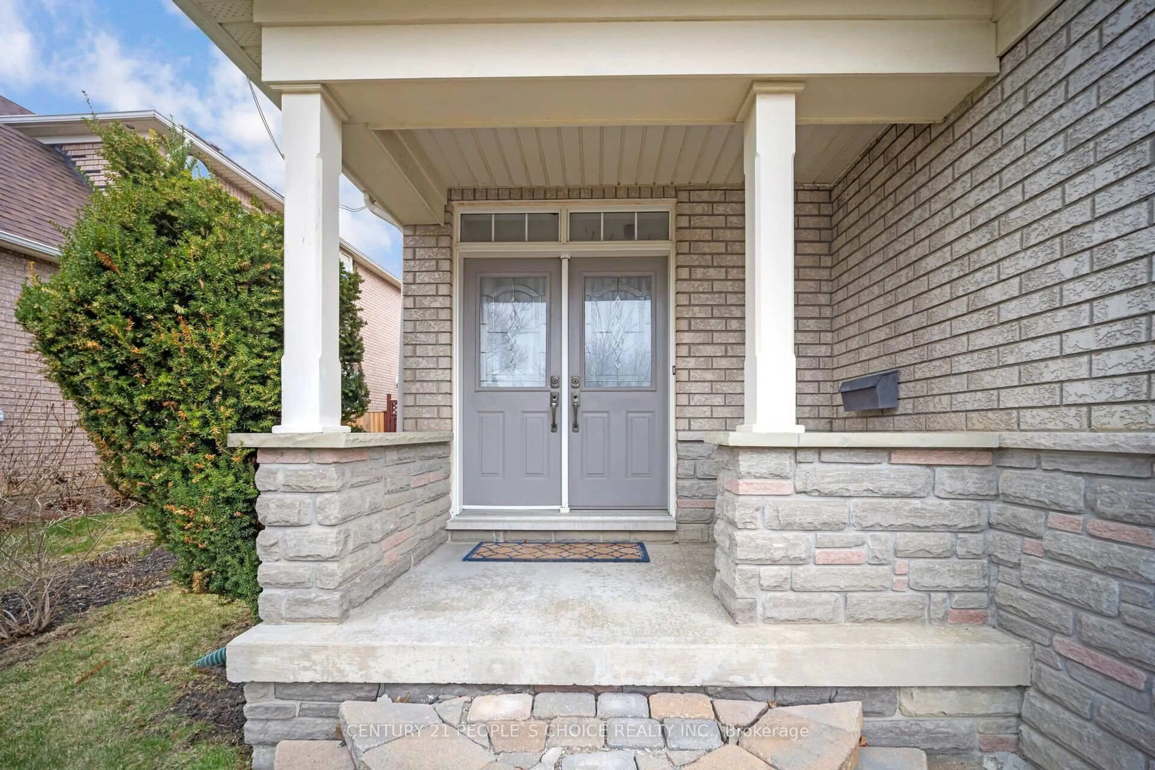 Indoor entryway for 810 Craig Carrier Crt, Mississauga Ontario L5W 1A6