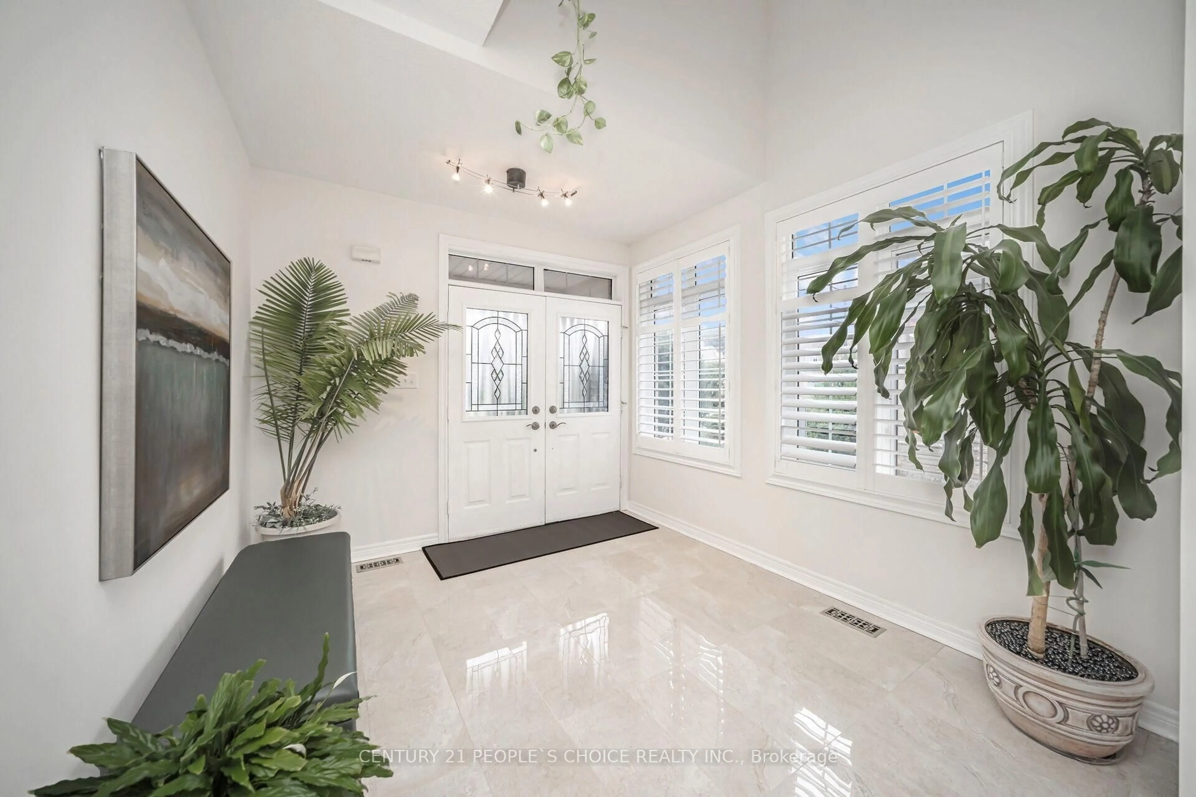Indoor entryway for 810 Craig Carrier Crt, Mississauga Ontario L5W 1A6