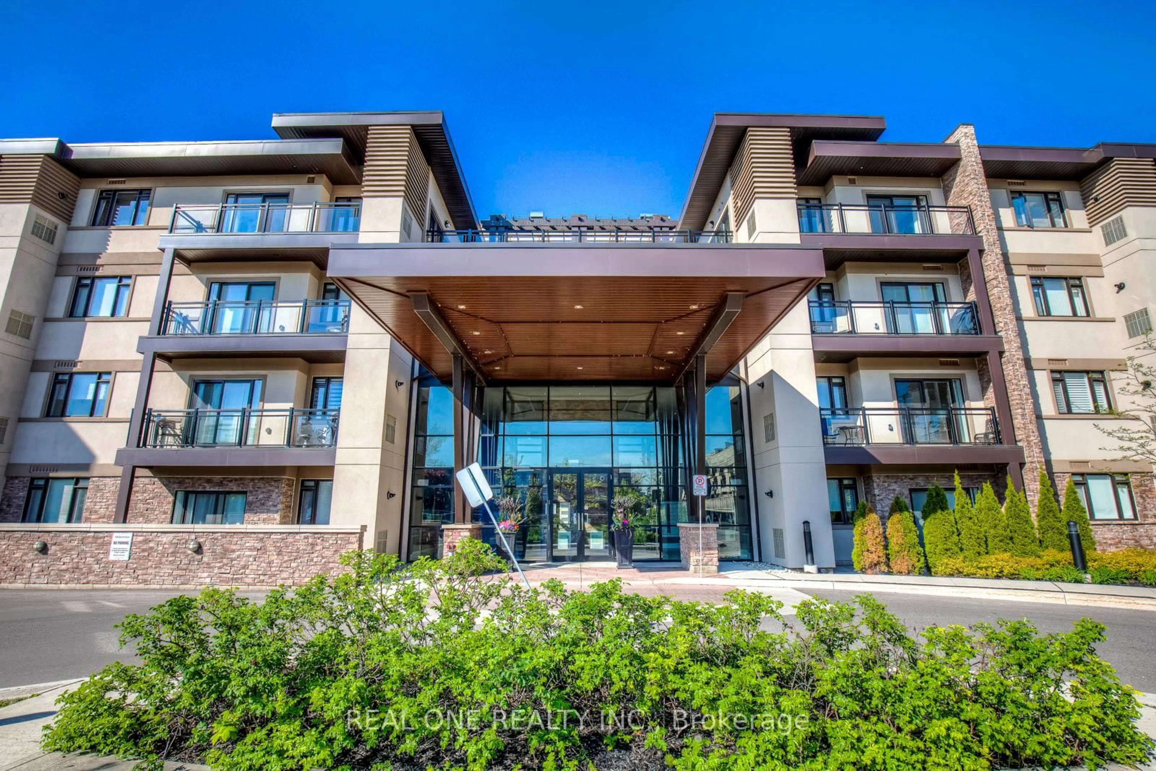 Indoor foyer for 128 Garden Dr #321, Oakville Ontario L6K 2W5