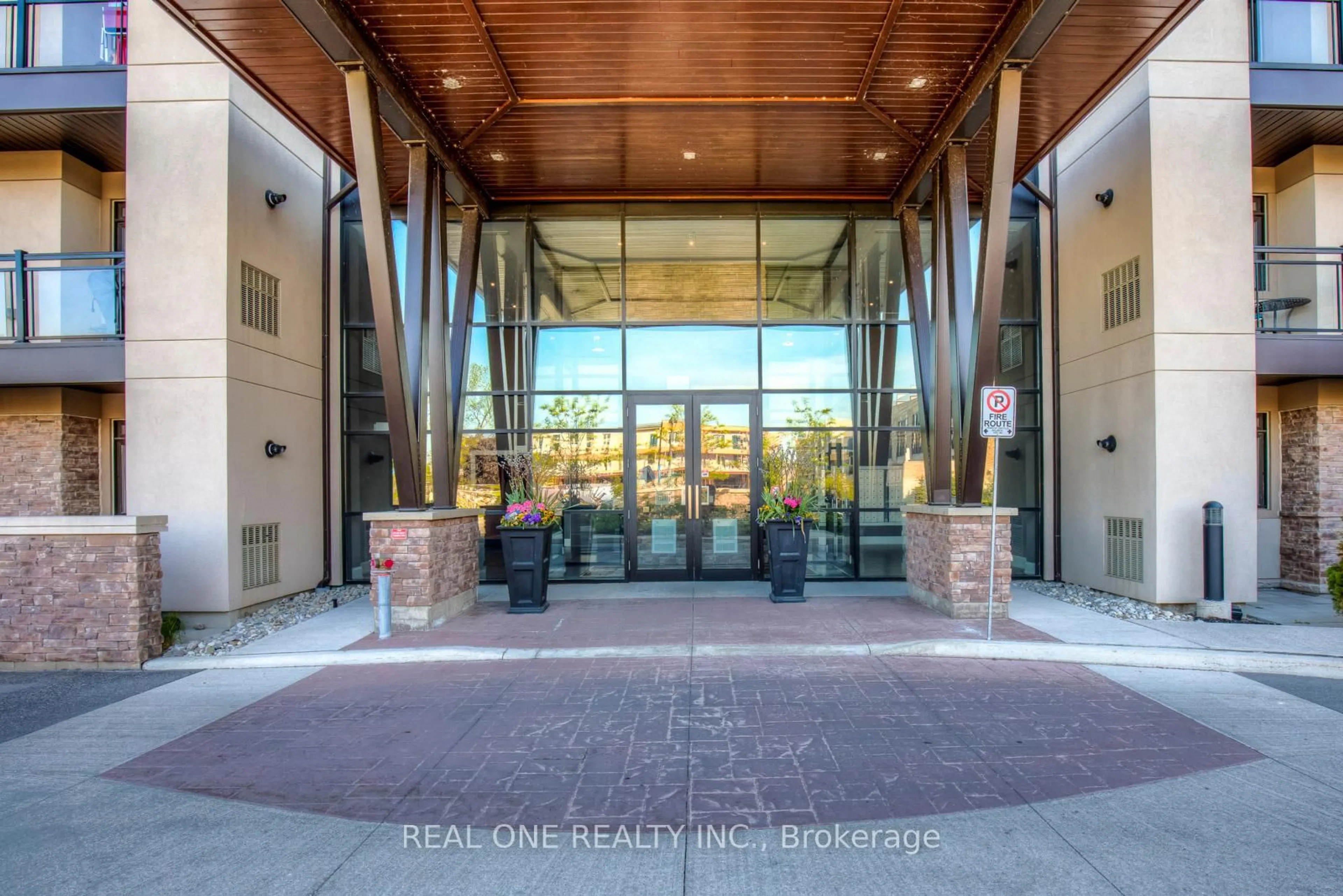 Indoor foyer for 128 Garden Dr #321, Oakville Ontario L6K 2W5