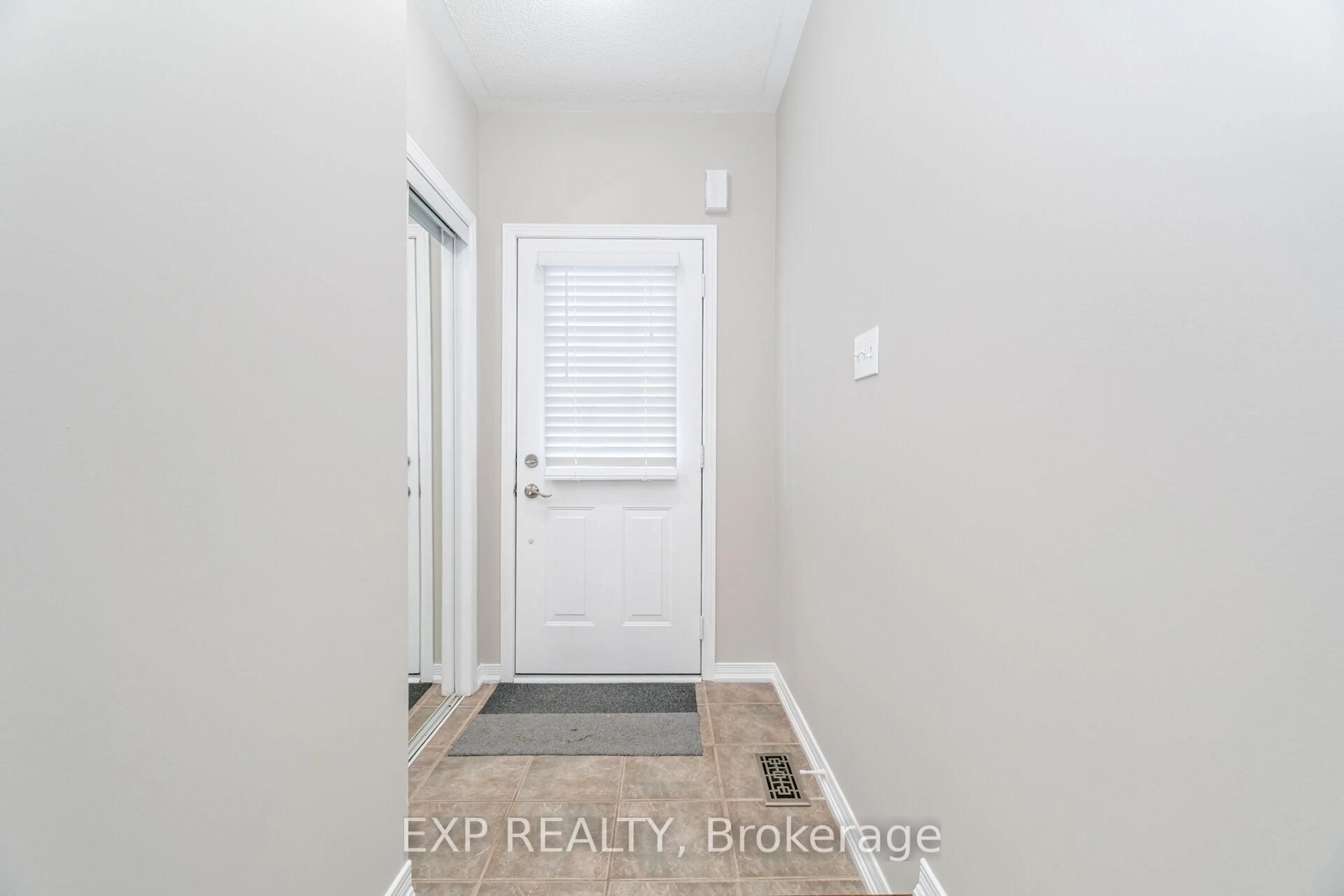 Indoor entryway for 1796 Mccoy Ave, Burlington Ontario L7L 7L8