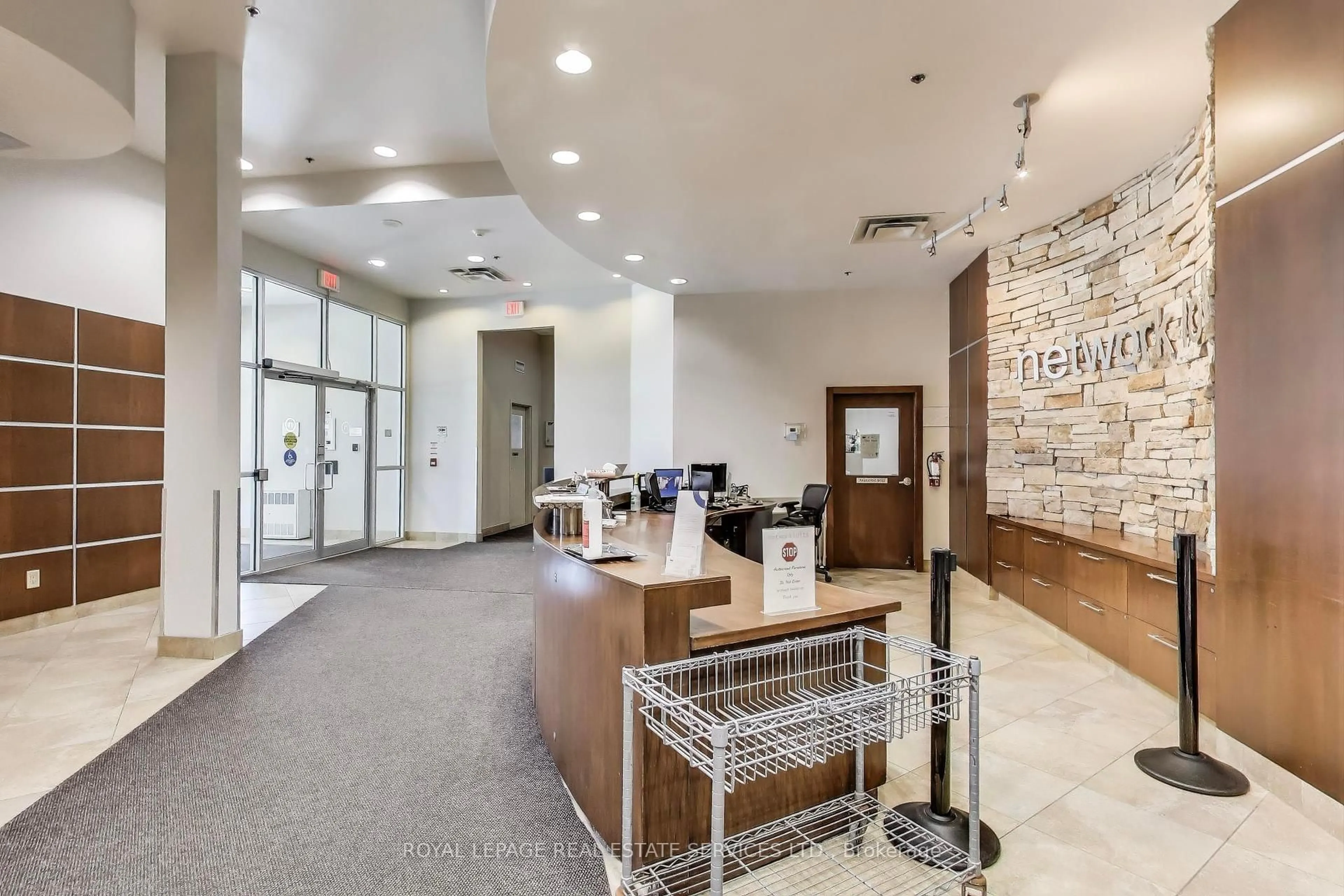 Indoor foyer for 2 Fieldway Rd #507, Toronto Ontario M8Z 0B9
