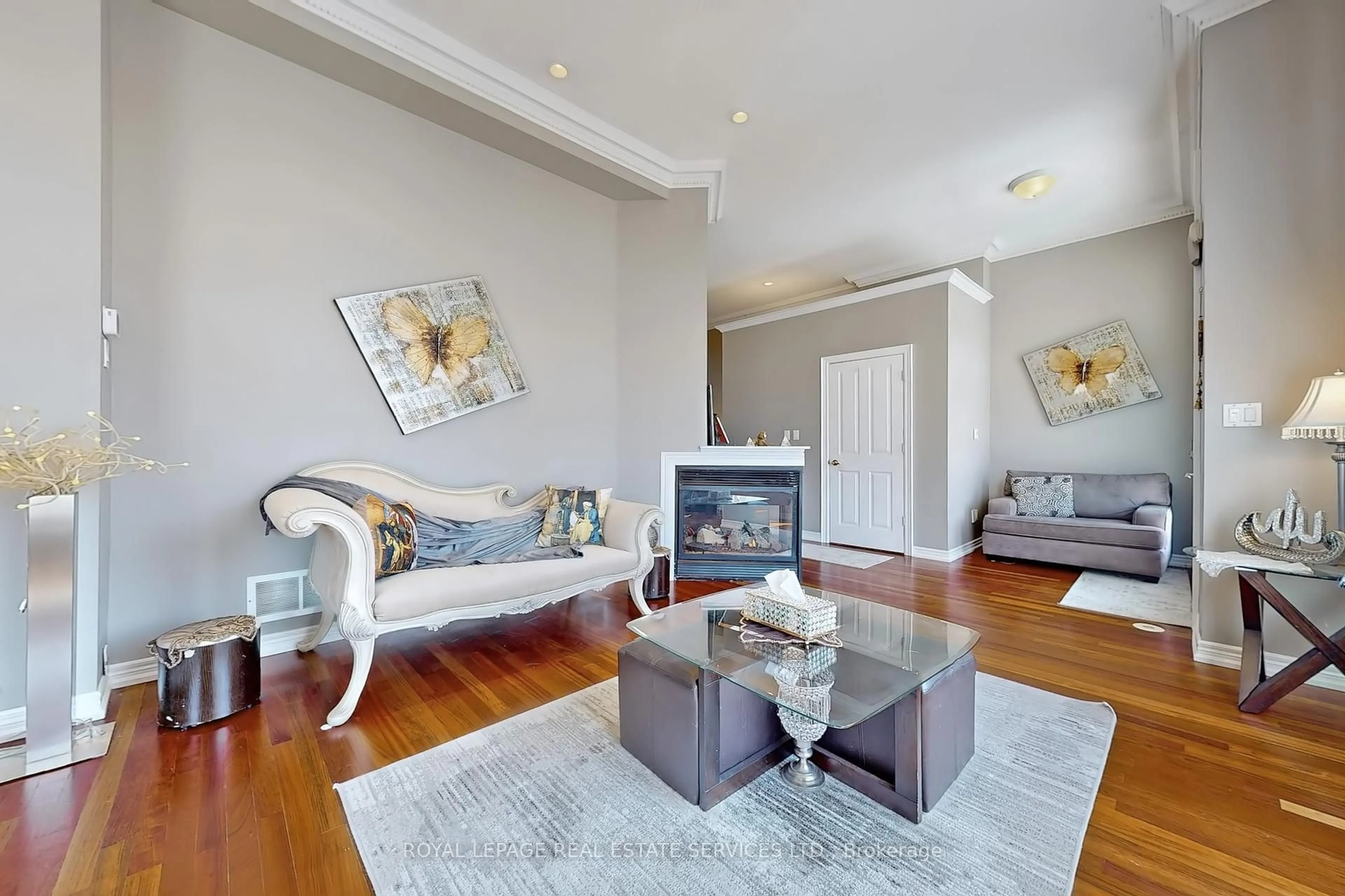 Living room with furniture, unknown for 5861 Tenth Line, Mississauga Ontario L5M 6V4