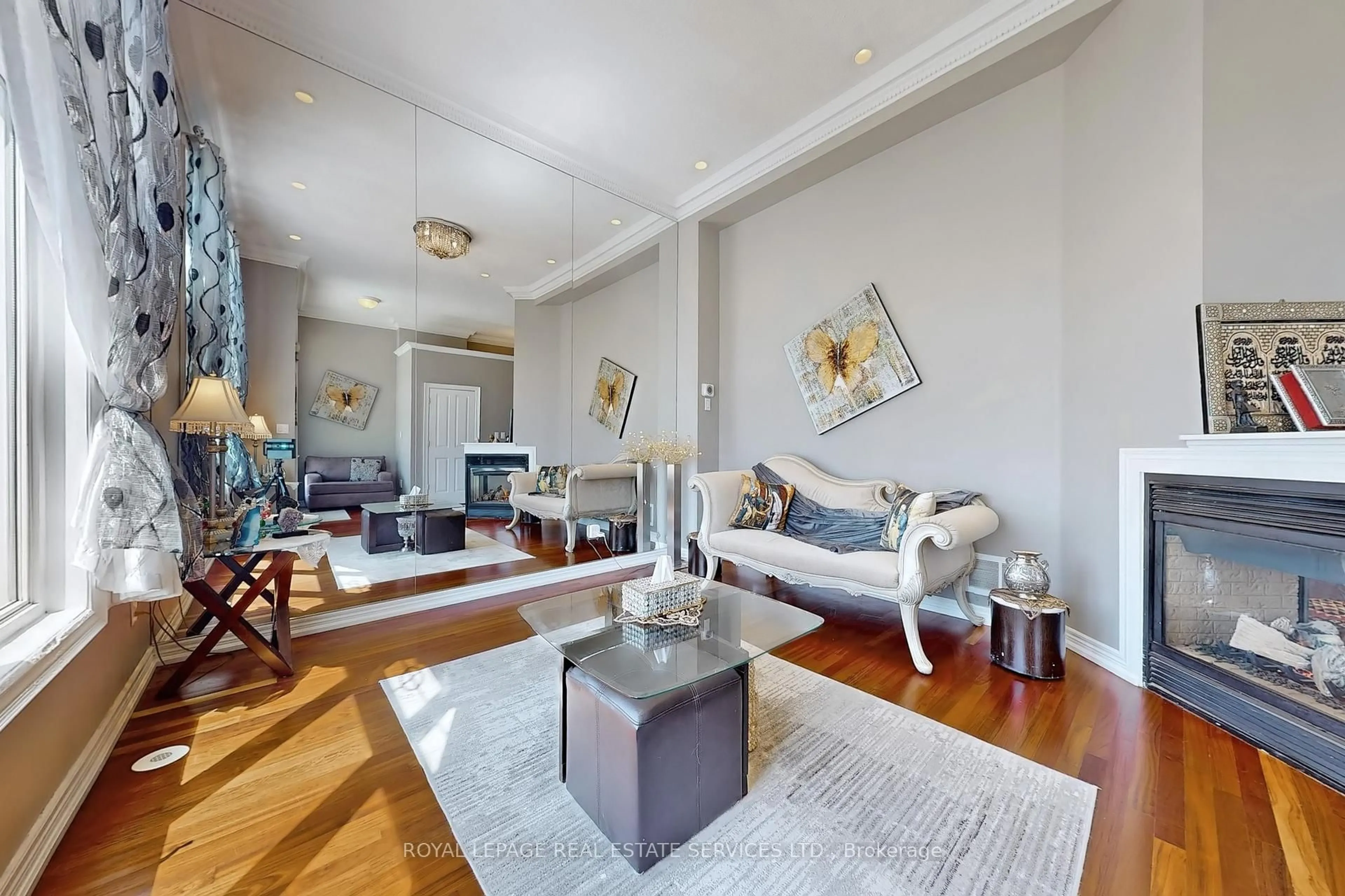 Living room with furniture, unknown for 5861 Tenth Line, Mississauga Ontario L5M 6V4