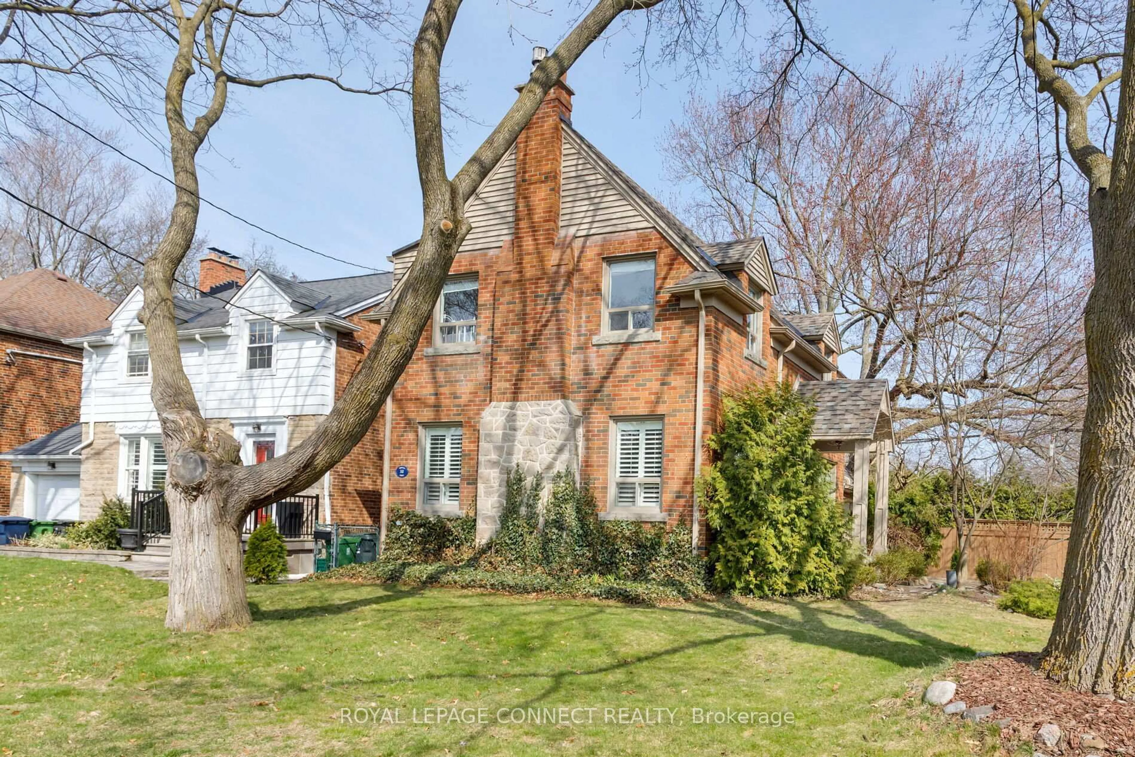 A pic from outside/outdoor area/front of a property/back of a property/a pic from drone, street for 32 Winston Grve, Toronto Ontario M8Y 2K9