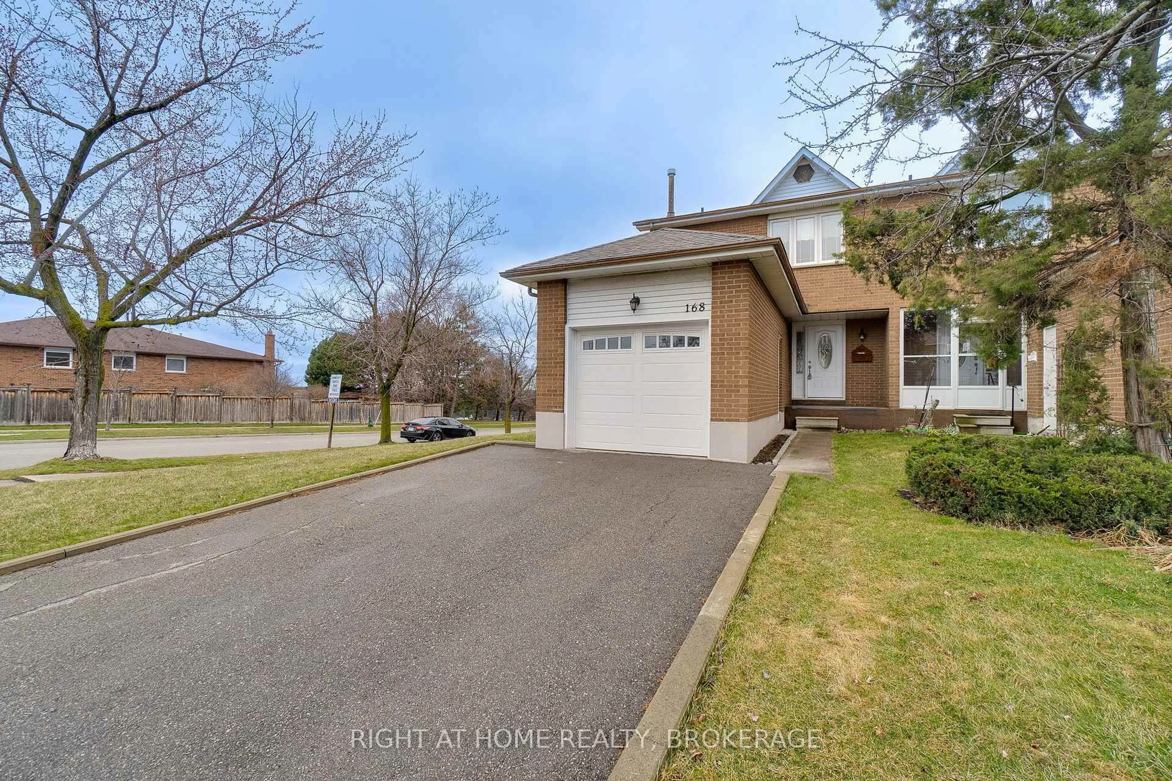 A pic from outside/outdoor area/front of a property/back of a property/a pic from drone, street for 168 Ashridge Crt, Mississauga Ontario L4Z 1M9