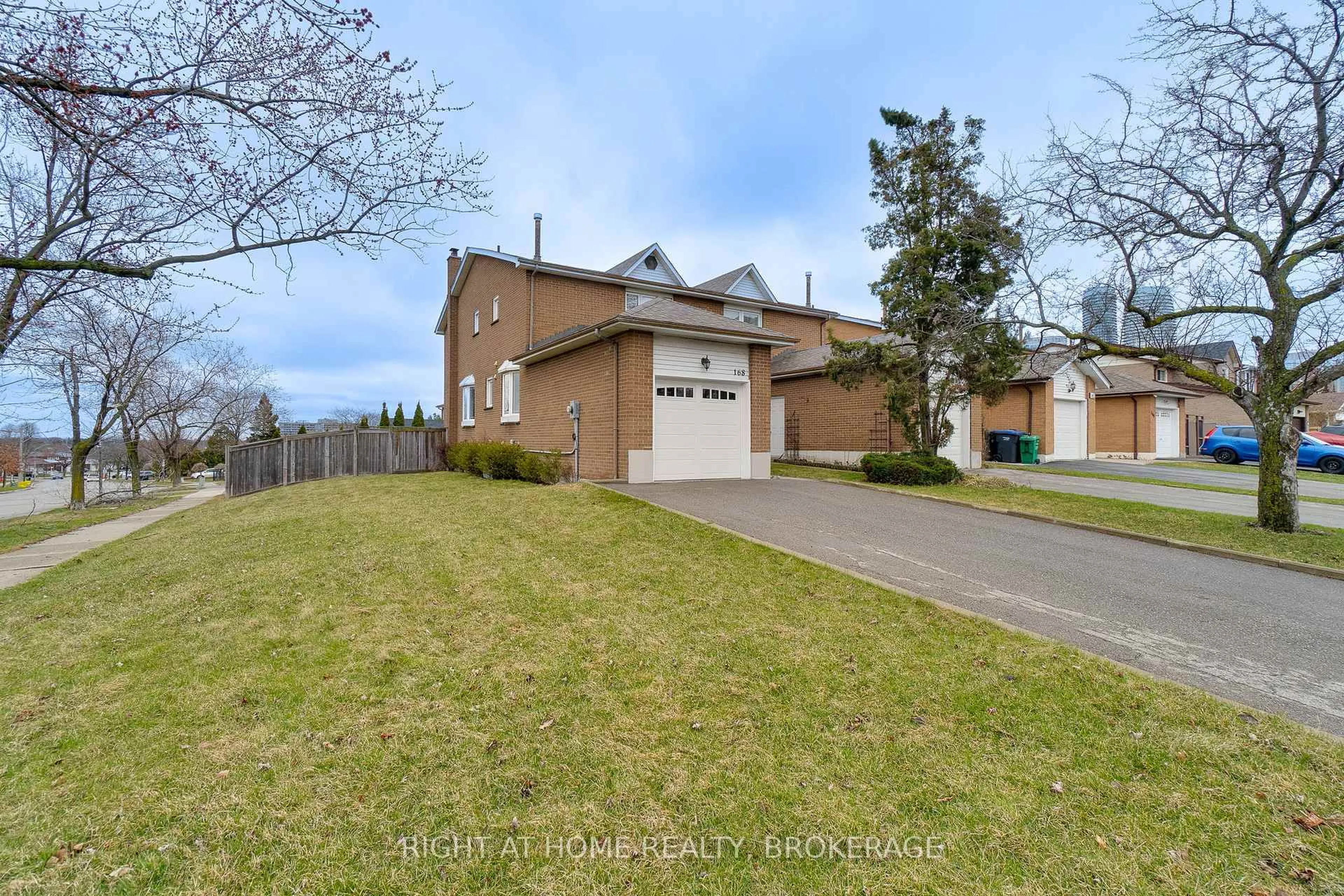 A pic from outside/outdoor area/front of a property/back of a property/a pic from drone, street for 168 Ashridge Crt, Mississauga Ontario L4Z 1M9