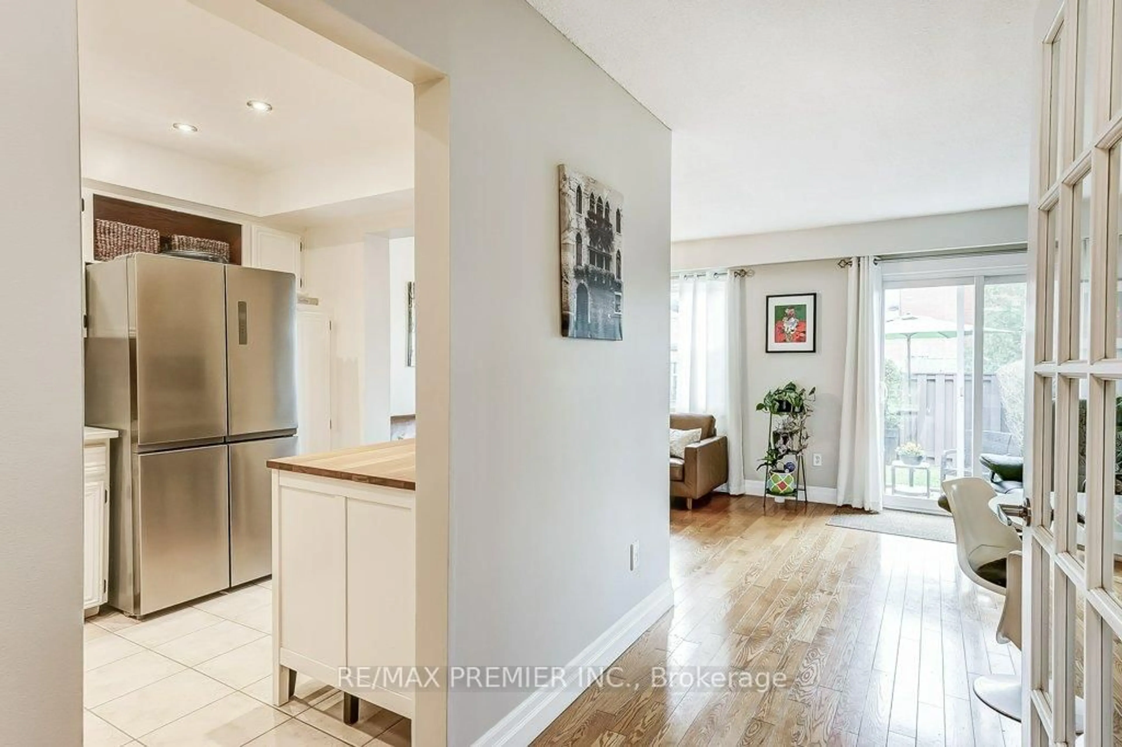 Indoor entryway for 1951 Rathburn Rd #20, Mississauga Ontario L4W 2N9