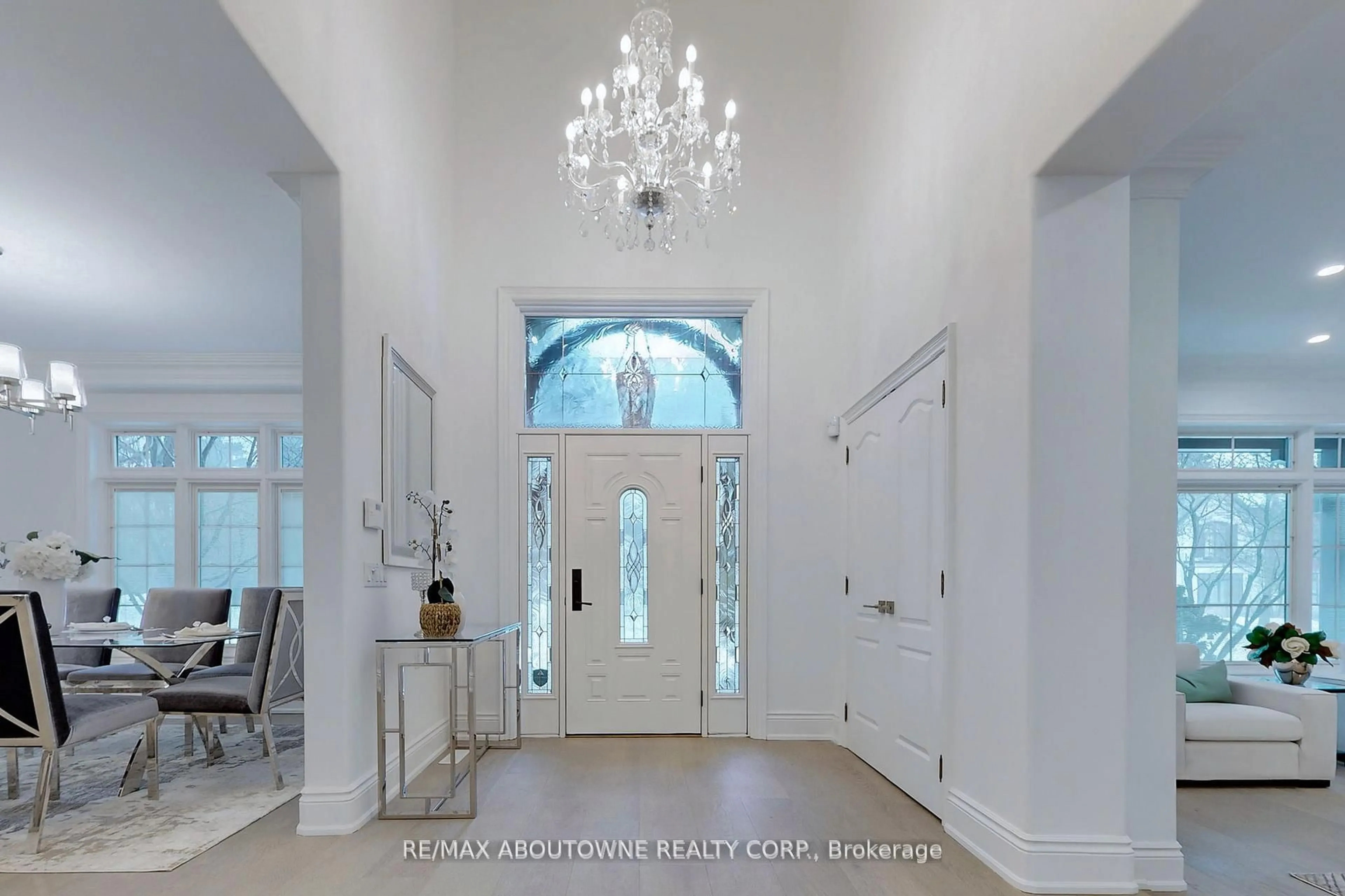 Indoor foyer for 116 Parkwood Crt, Oakville Ontario L6J 7W6