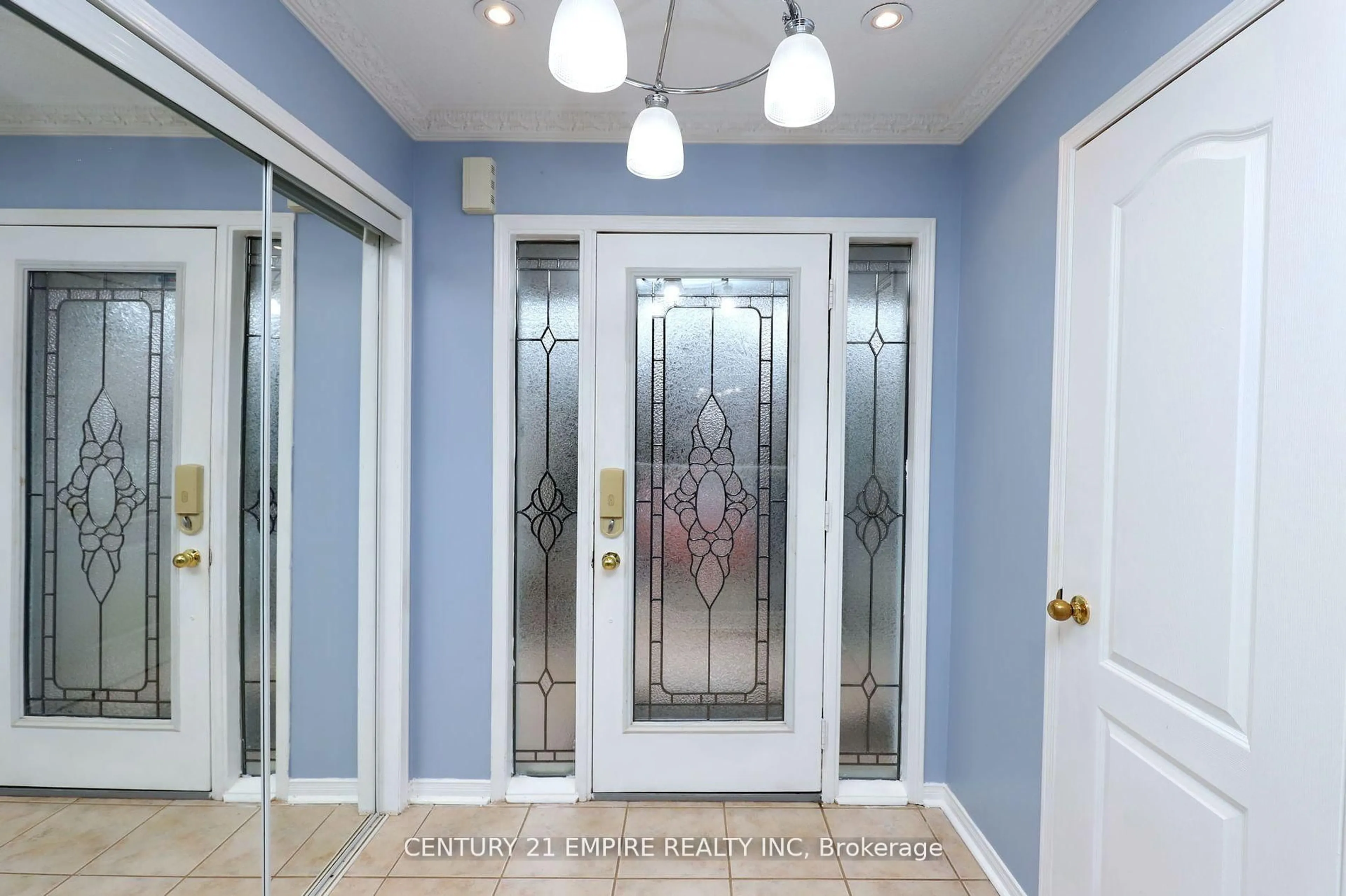 Indoor entryway for 21 Spencer Dr, Brampton Ontario L7A 2A2