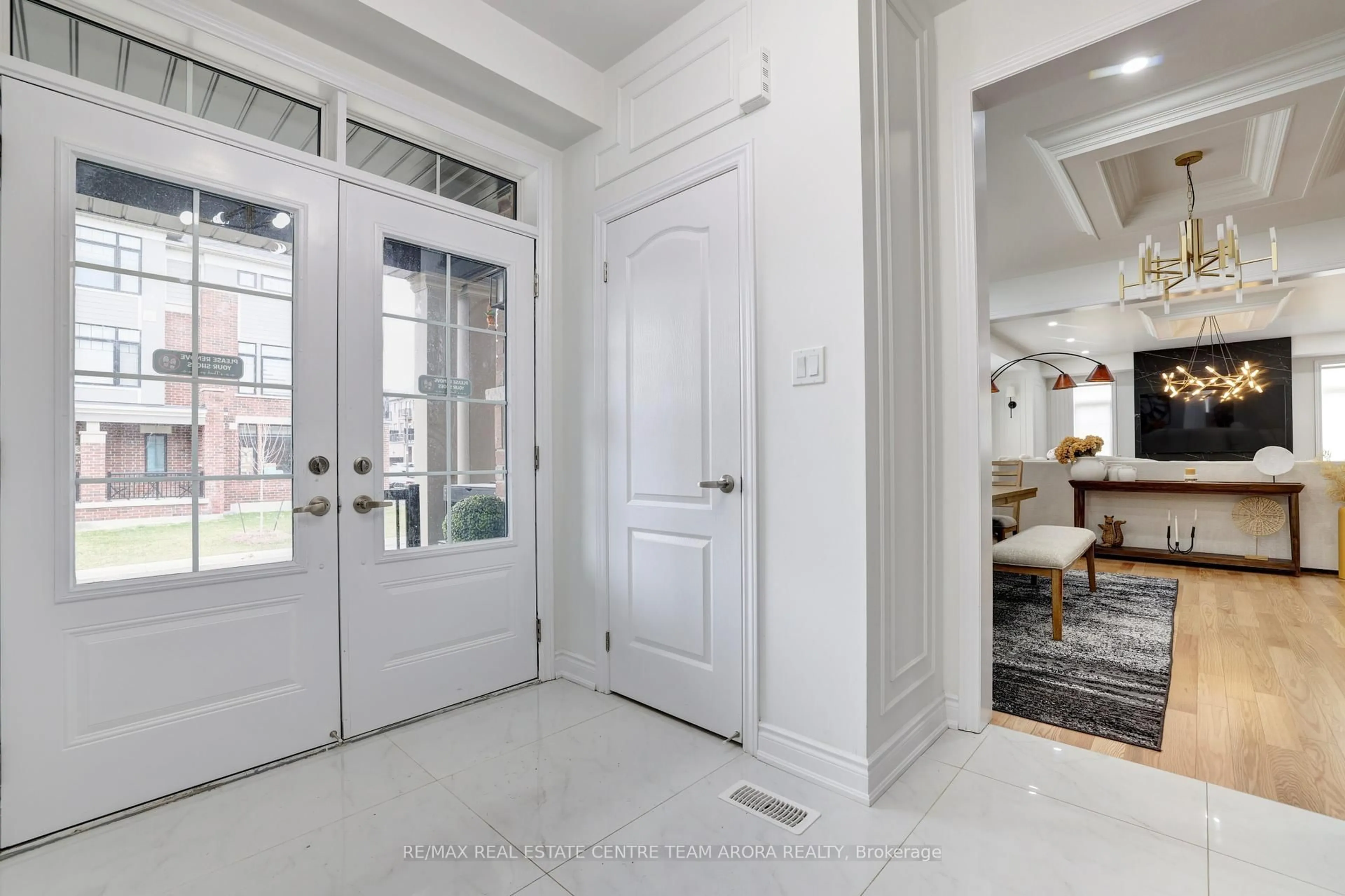 Indoor entryway for 32 McCormack Rd, Caledon Ontario L7C 0Y9