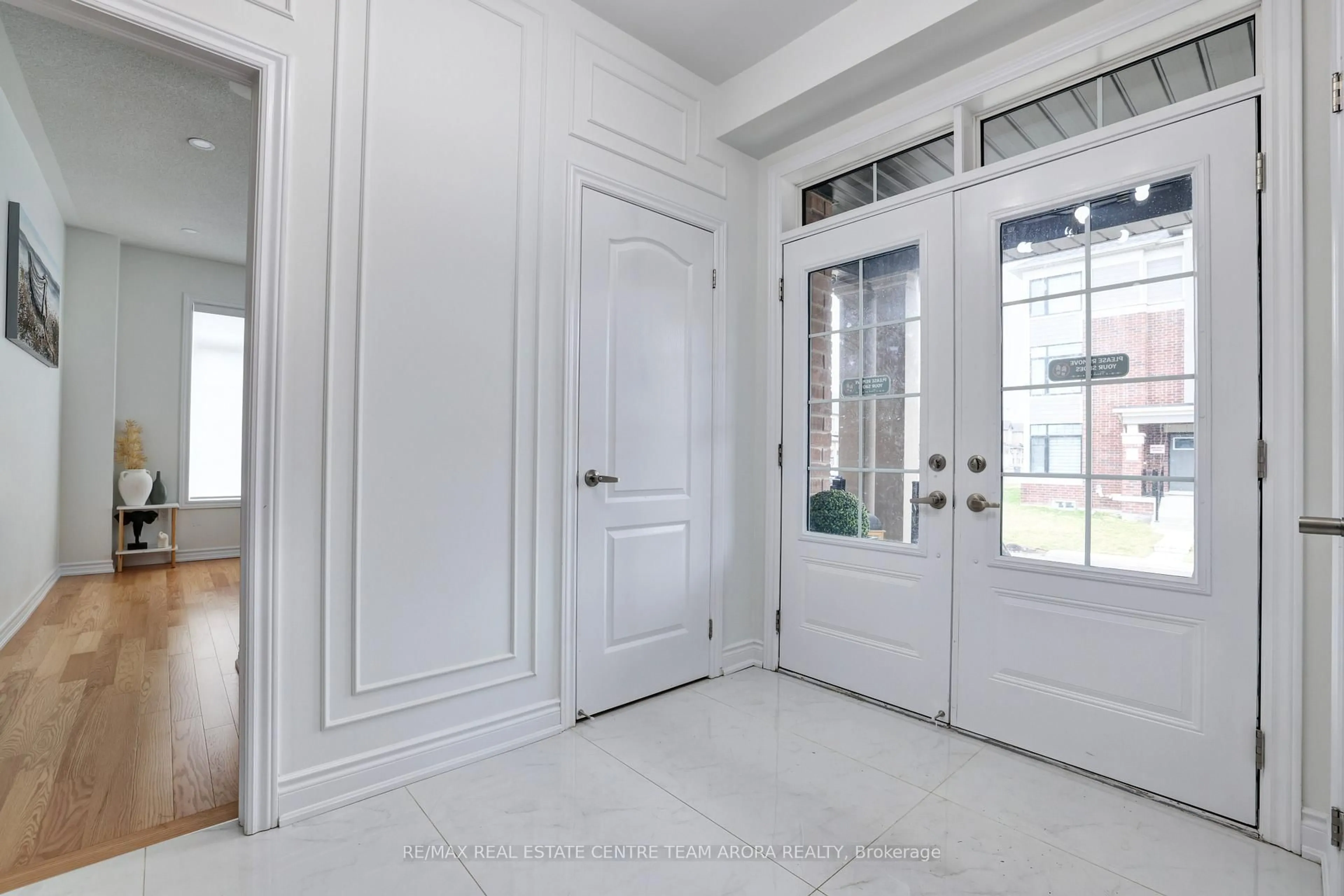 Indoor entryway for 32 McCormack Rd, Caledon Ontario L7C 0Y9