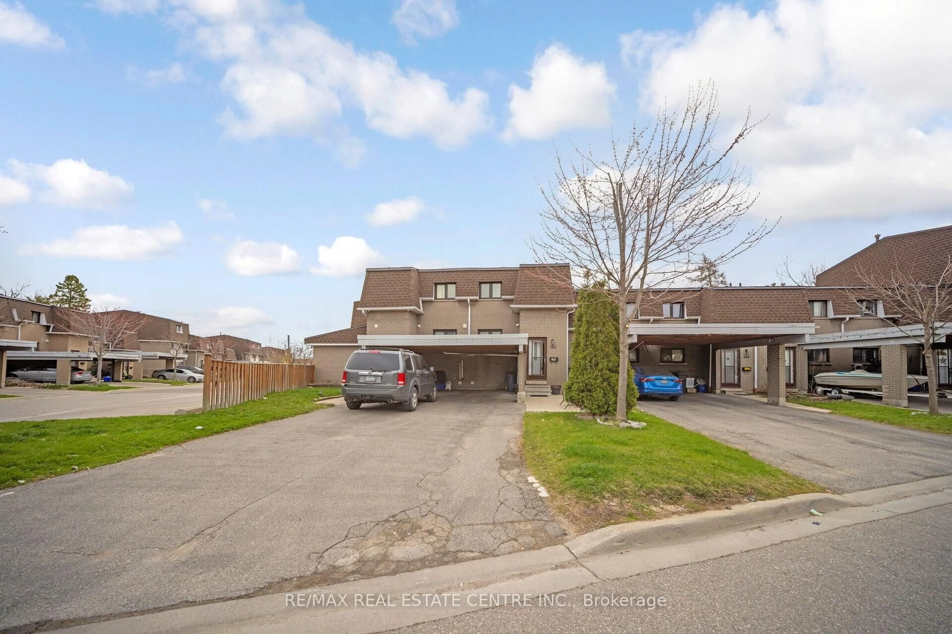A pic from outside/outdoor area/front of a property/back of a property/a pic from drone, street for 475 Bramalea Rd #162, Brampton Ontario L6T 2X3
