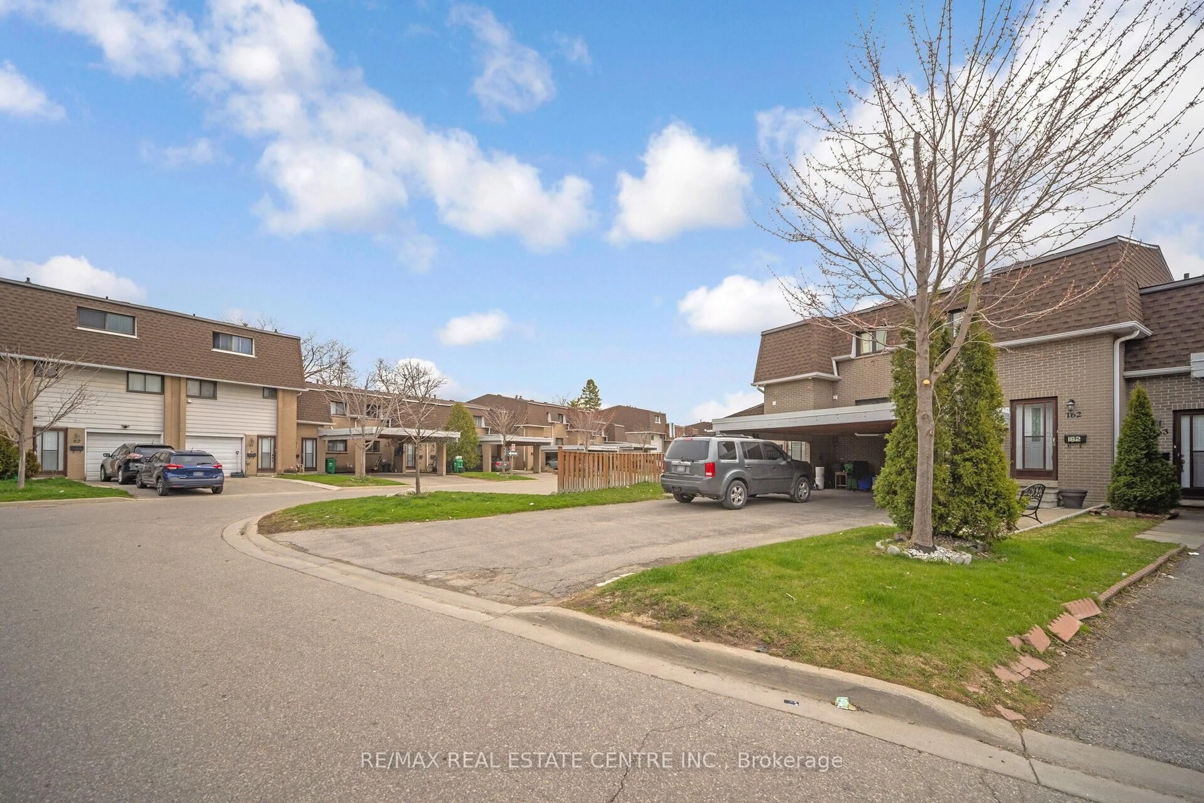 A pic from outside/outdoor area/front of a property/back of a property/a pic from drone, street for 475 Bramalea Rd #162, Brampton Ontario L6T 2X3