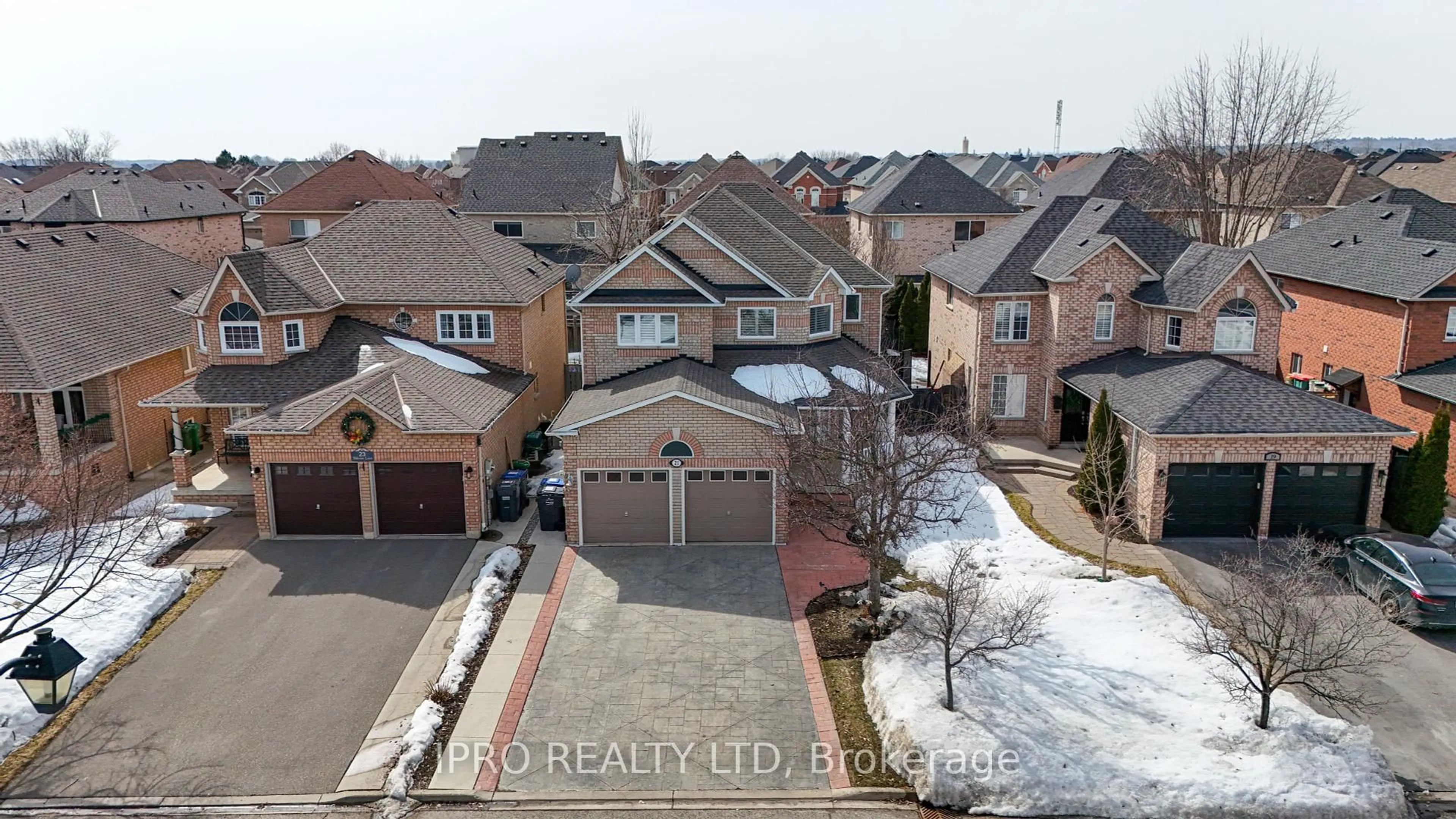 A pic from outside/outdoor area/front of a property/back of a property/a pic from drone, street for 21 Trailview Lane, Caledon Ontario L7E 2V7