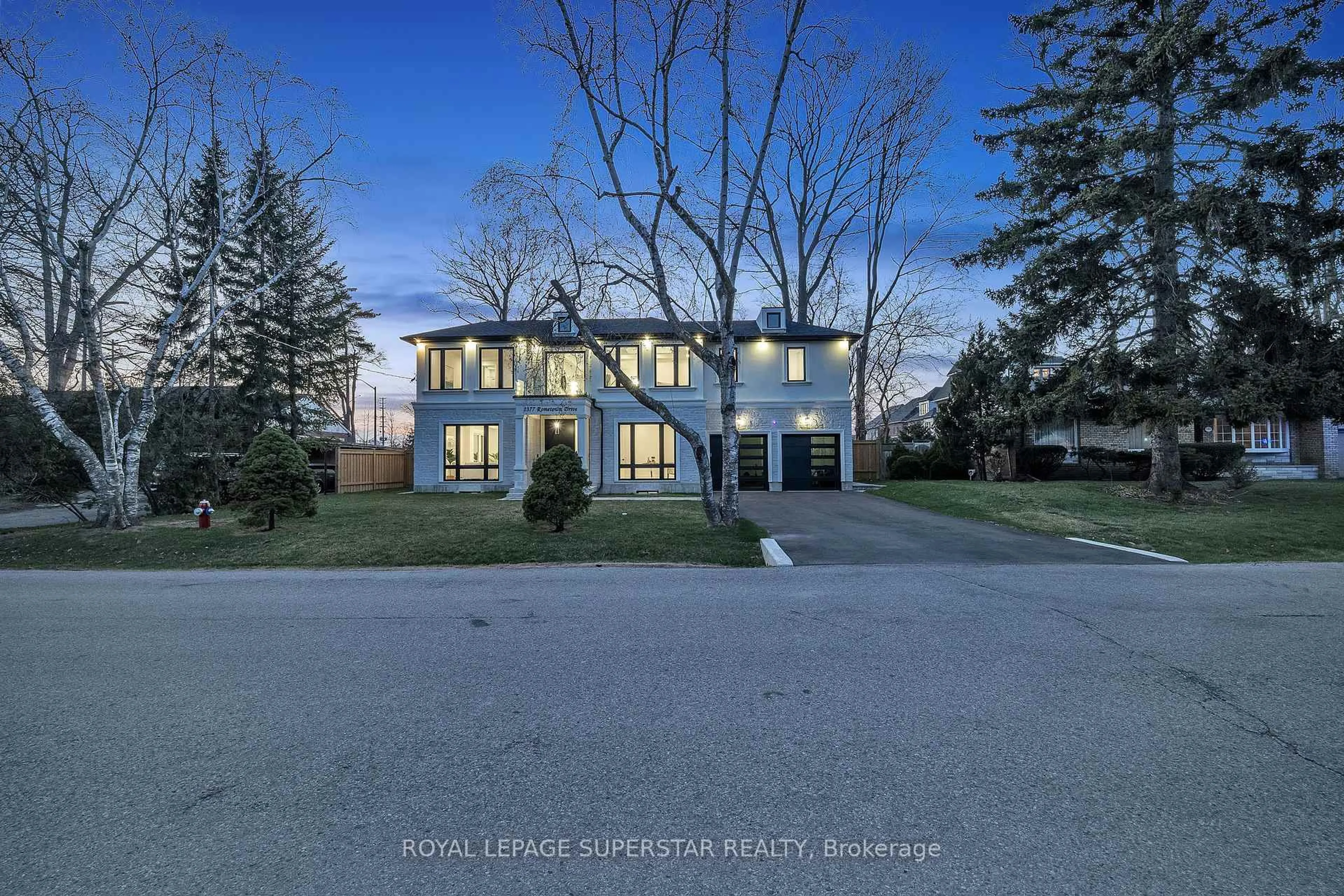 A pic from outside/outdoor area/front of a property/back of a property/a pic from drone, street for 1377 Rometown Dr, Mississauga Ontario L5E 2T5