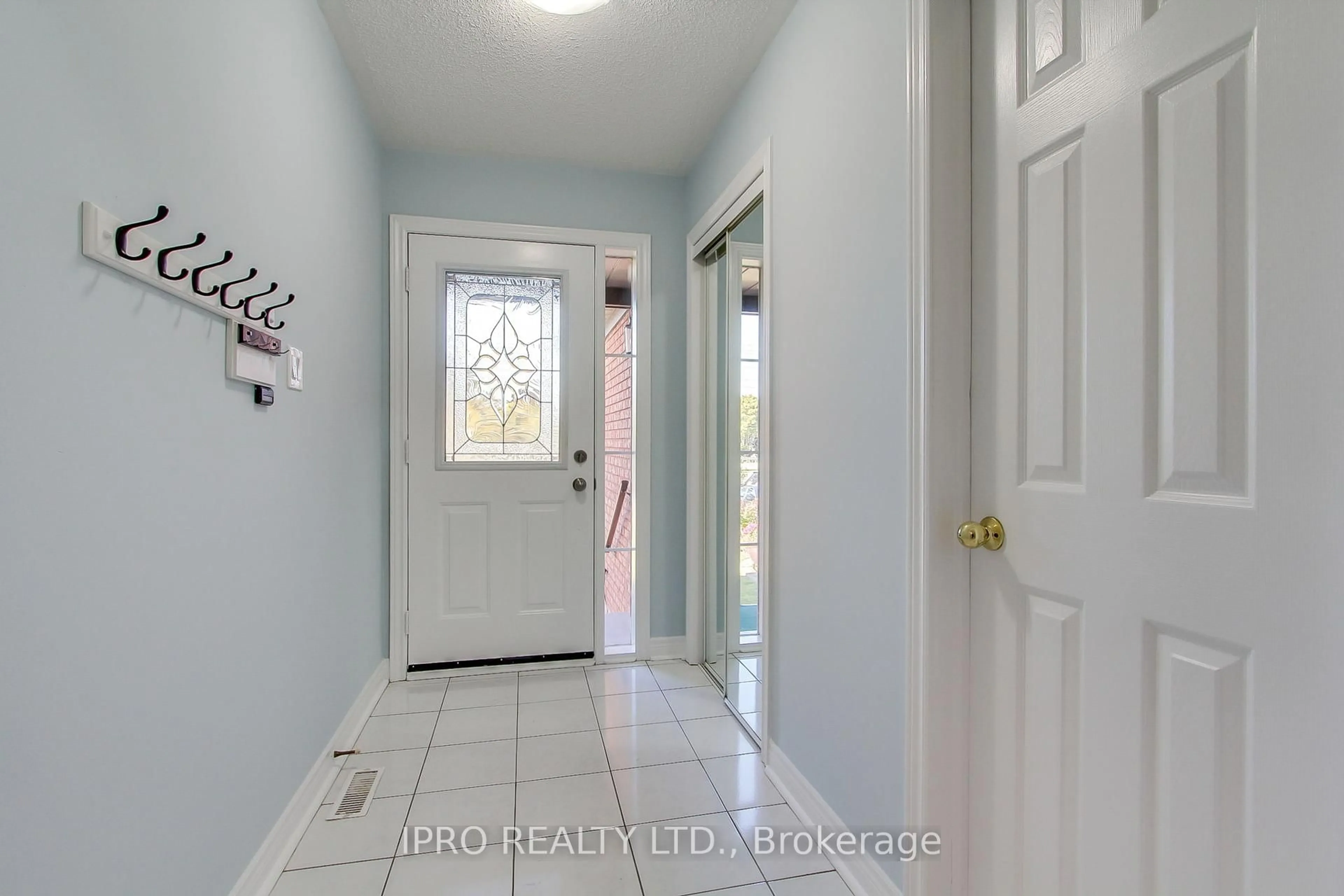 Indoor entryway for 5874 Chorley Pl, Mississauga Ontario L5M 5L7