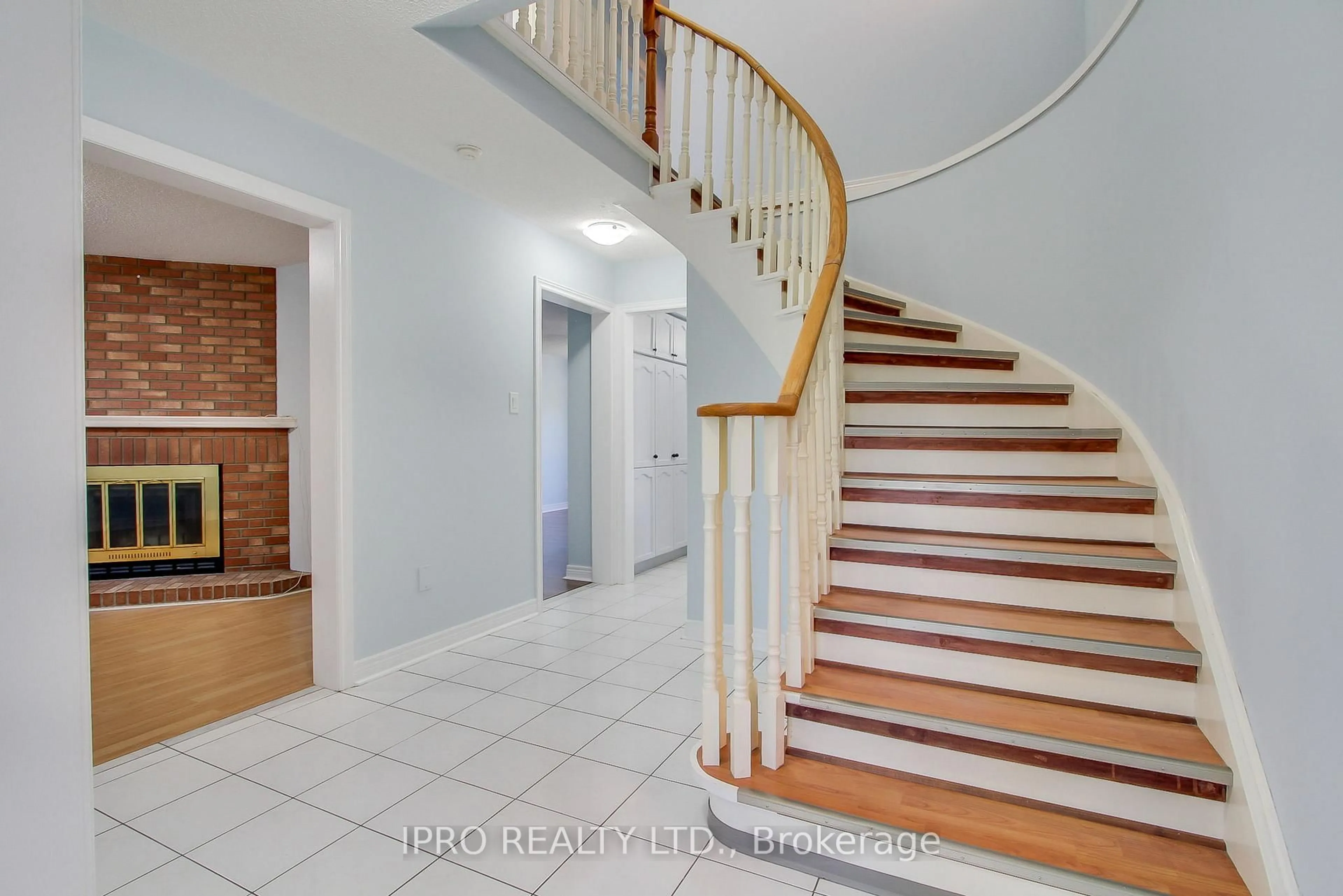 Unknown for 5874 Chorley Pl, Mississauga Ontario L5M 5L7