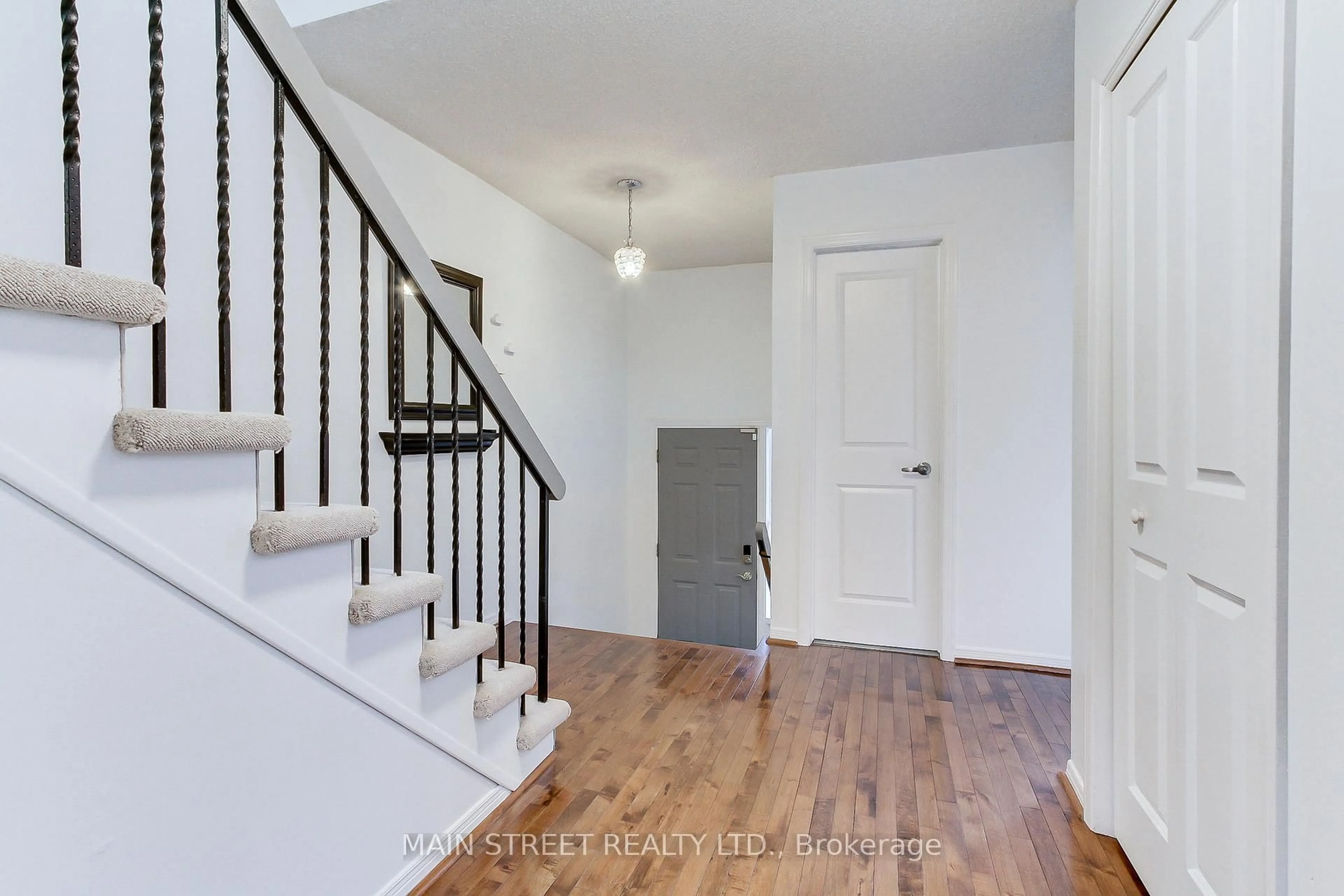 Indoor entryway for 725 Vermouth Ave #18, Mississauga Ontario L5A 3X5