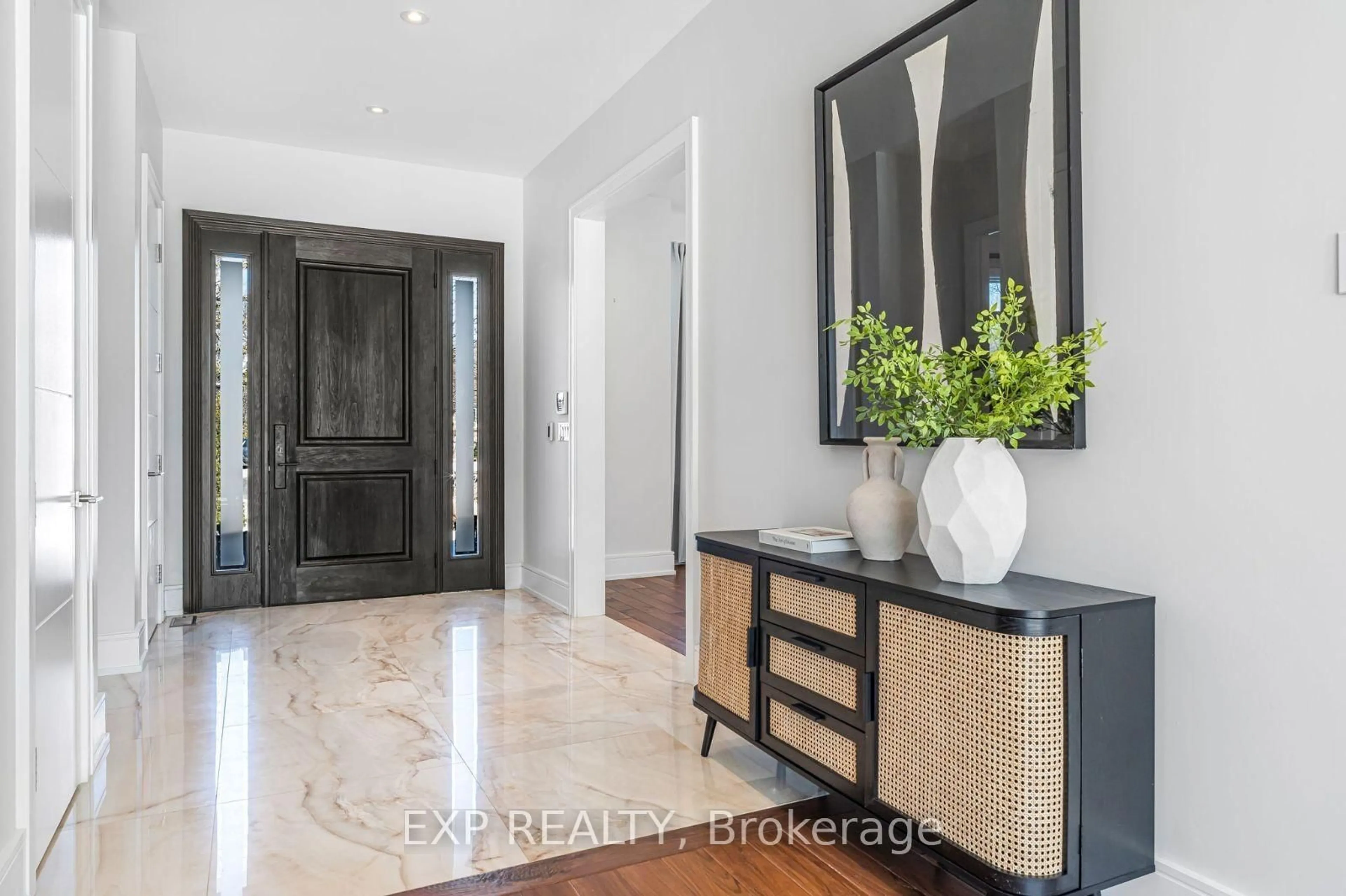Indoor entryway for 574 Stephens Cres, Oakville Ontario L6K 1Y3